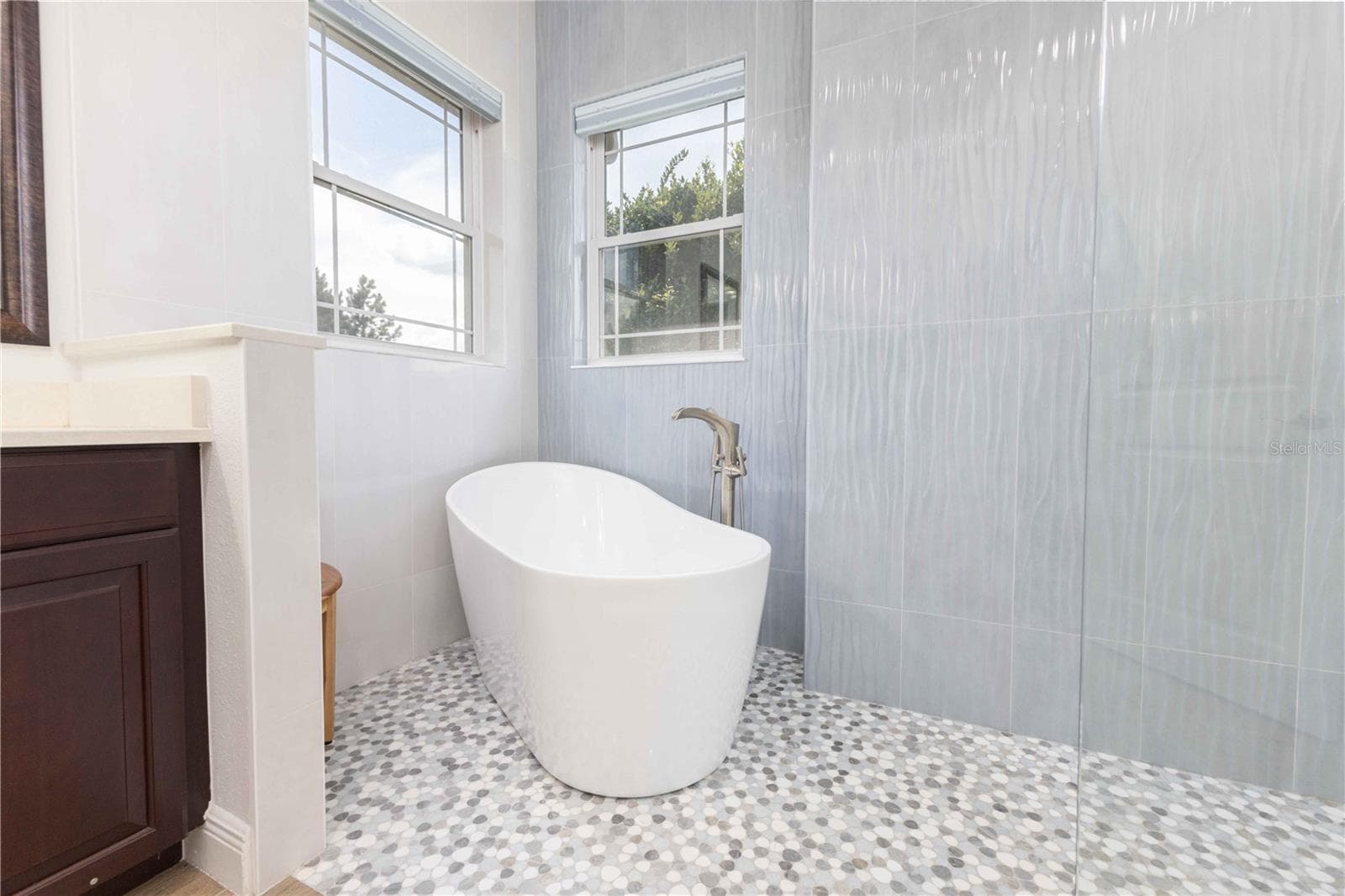 Tub in Primary bathroom - 10640 NE 27TH ST, OXFORD