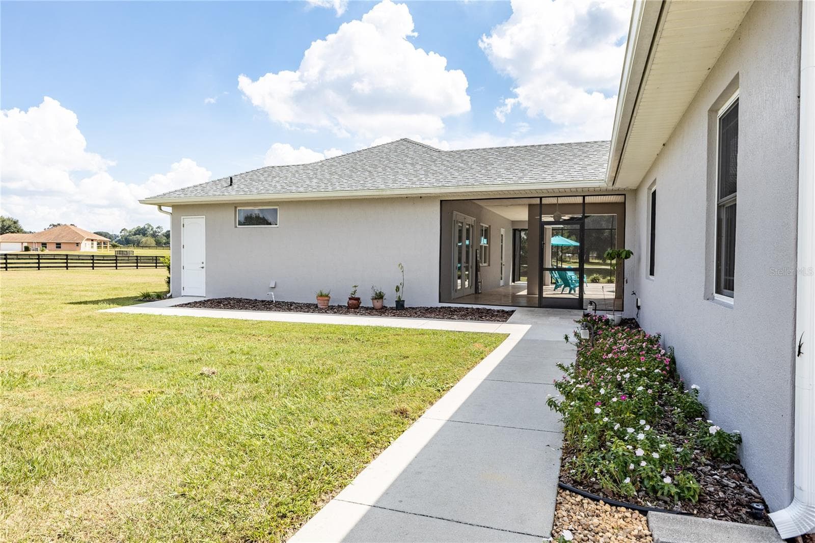 Walkway to In-Law Suite - 10640 NE 27TH ST, OXFORD