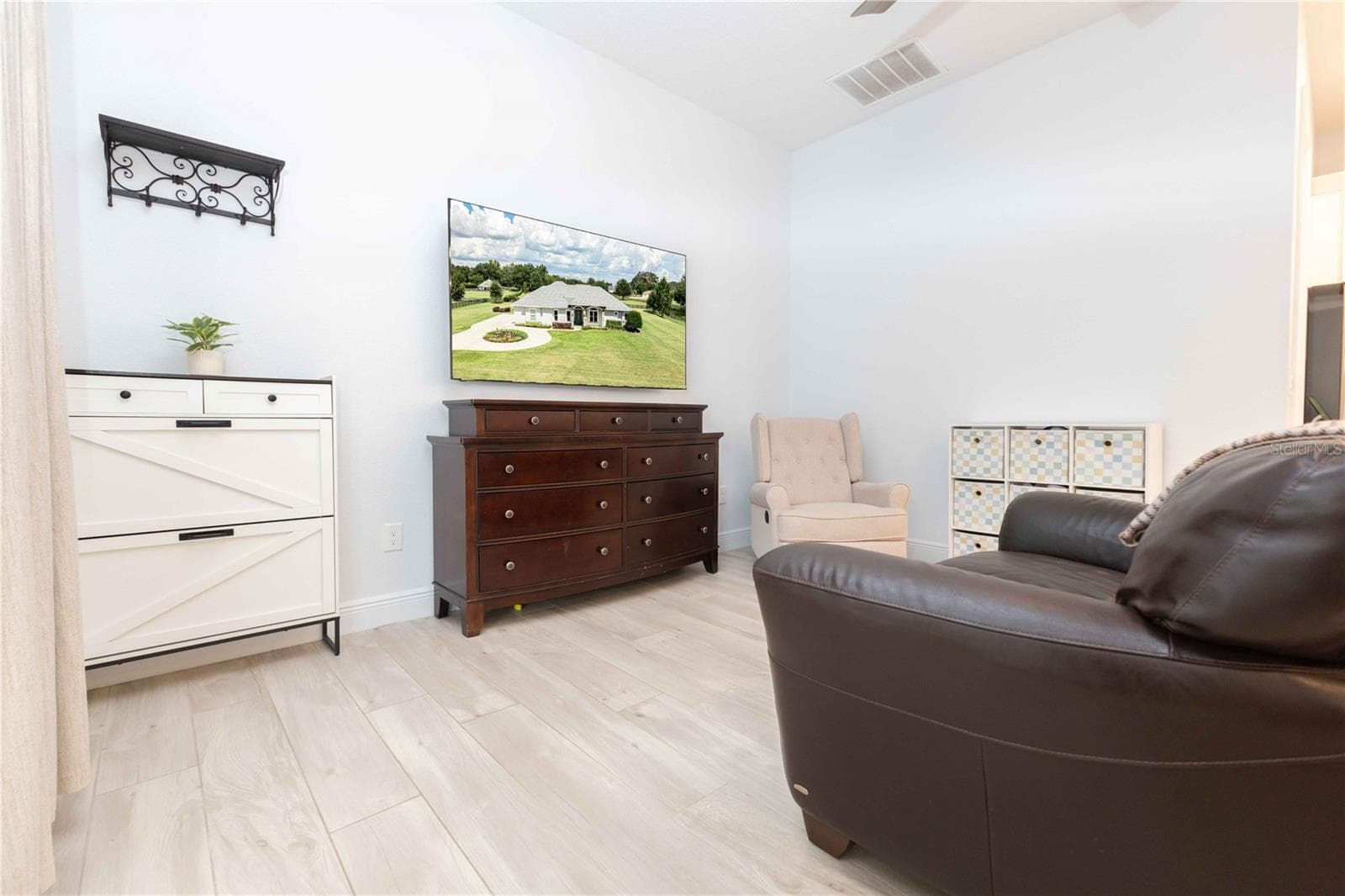 Living area of in-law suite - 10640 NE 27TH ST, OXFORD