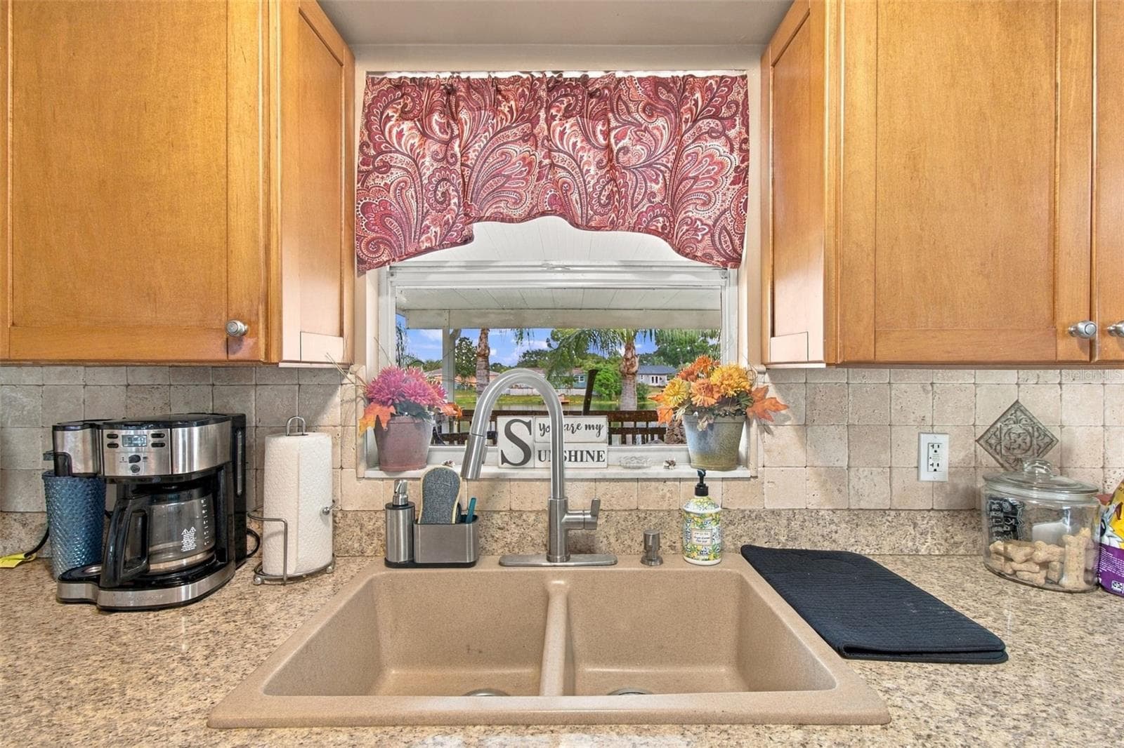 Kitchen view to the lake - 915 LYNNLEA LN, TARPON SPRINGS