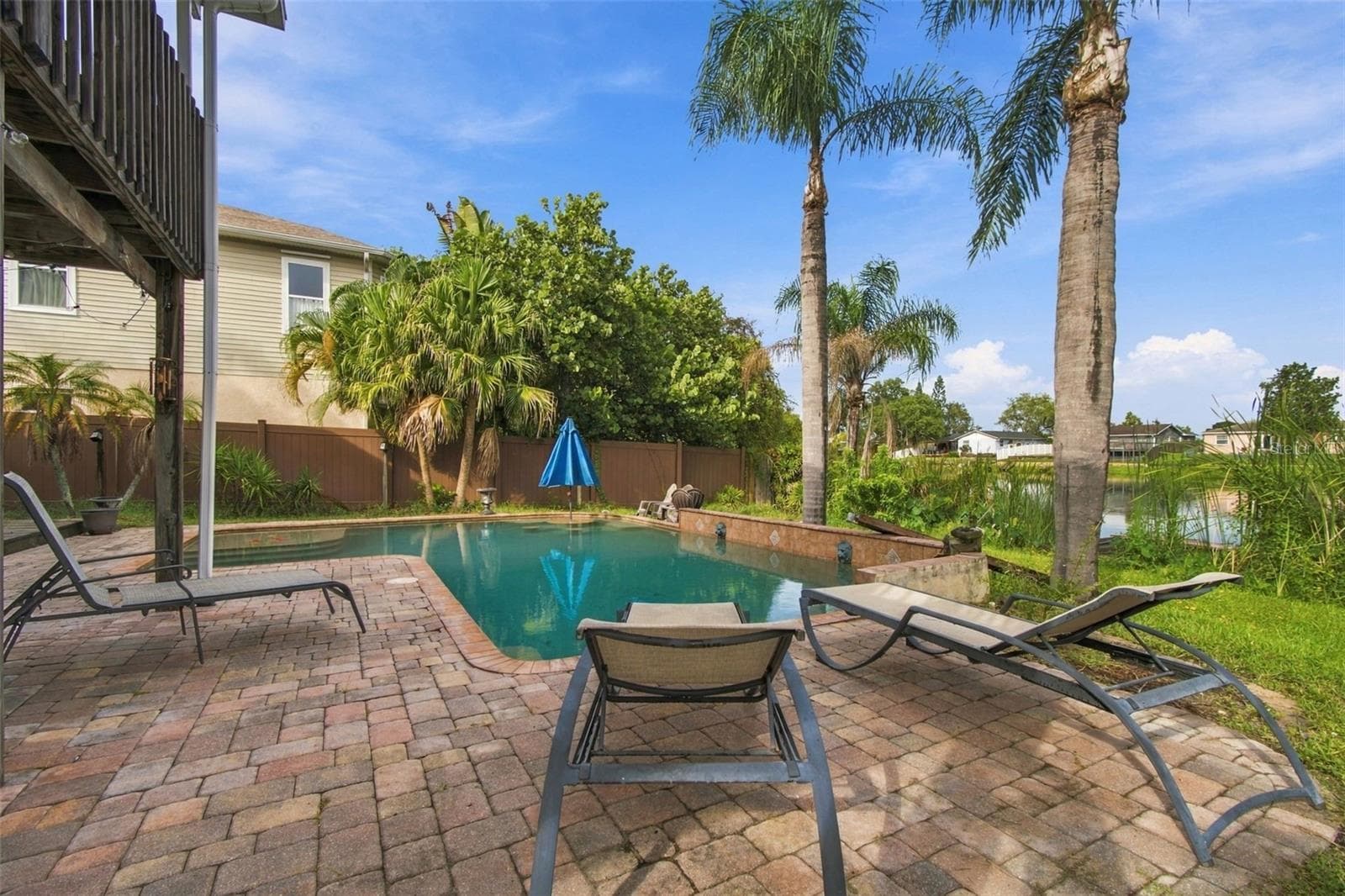 Pool w/ lake view - 915 LYNNLEA LN, TARPON SPRINGS