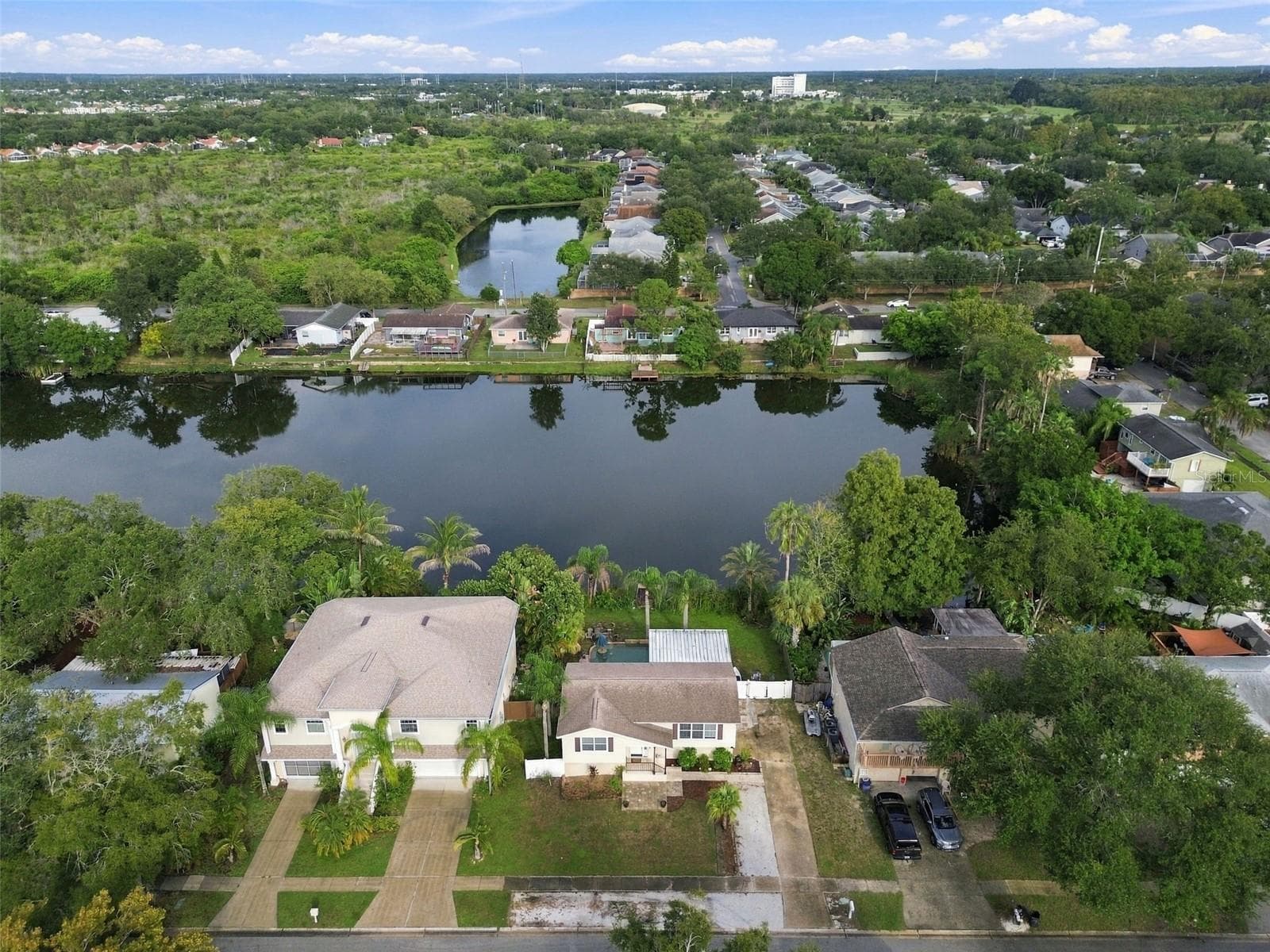 Aerial view of home w/ lake - 915 LYNNLEA LN, TARPON SPRINGS