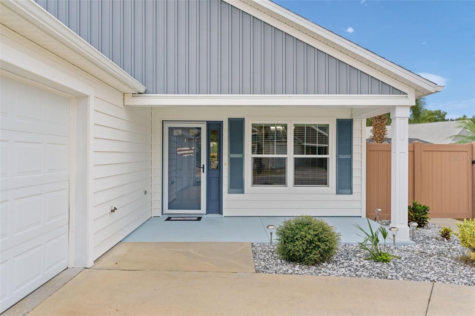 The front glass storm door welcomes you into a bright & sunny, open floor plan. - 3144 ROBBS RD, THE VILLAGES