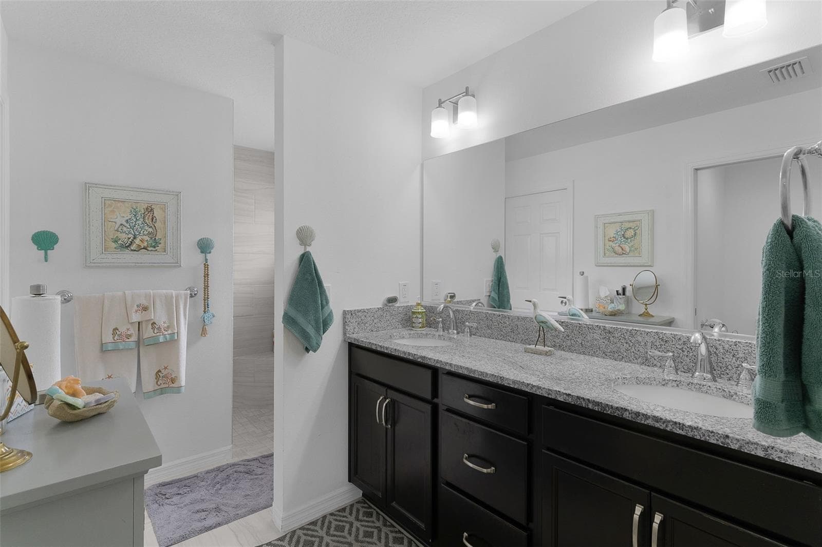 Dual sinks with granite countertops & Roman shower. - 3144 ROBBS RD, THE VILLAGES