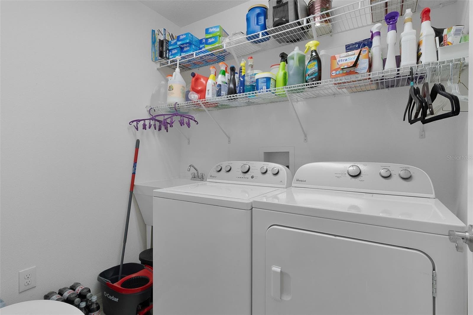 Laundry room with utility sink & aplliances are included - 3144 ROBBS RD, THE VILLAGES
