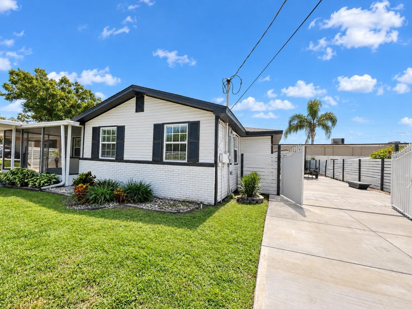 Single Family Residence at 8512 SUNBEAM LN, TAMPA, photo 3 of 54