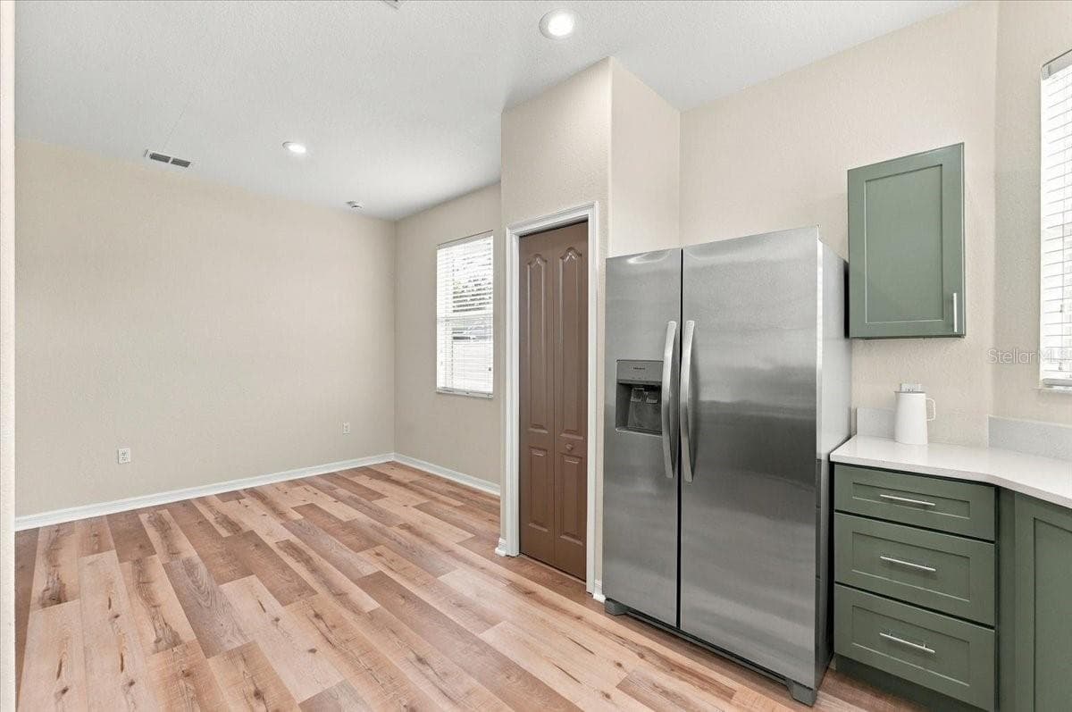 Kitchen Open to Dining Room - 5014 YELLOWTOP LOOP, LAKELAND