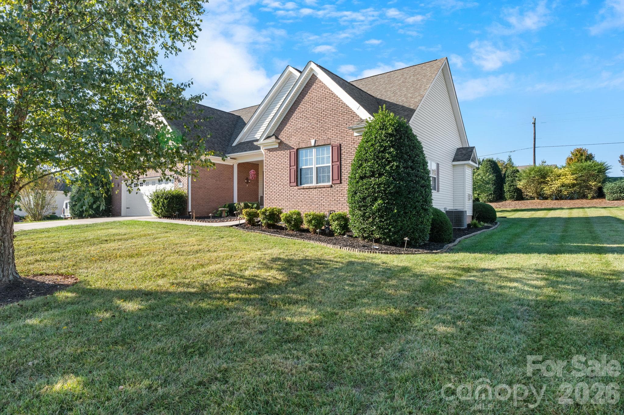 Single Family Residence at 117 W Vista View Place, Mooresville, photo 2 of 33