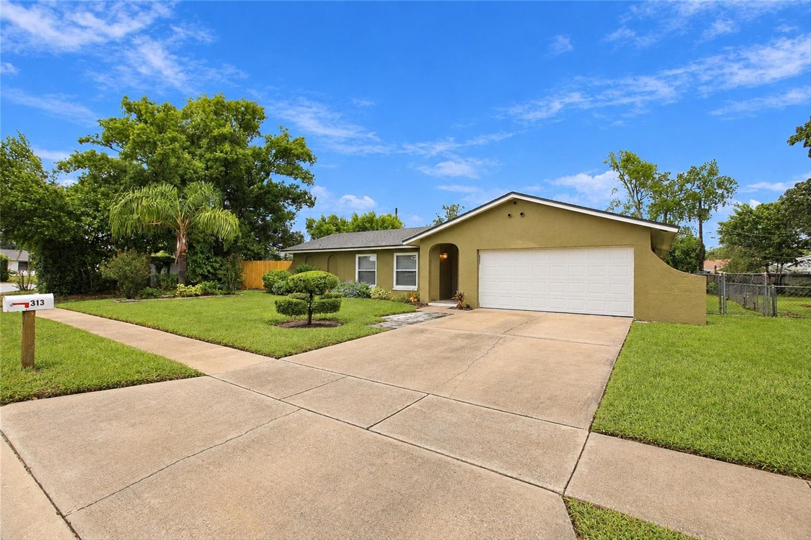 Single Family Residence at 313 ROBIN HILL DR, ALTAMONTE SPRINGS, photo 3 of 31