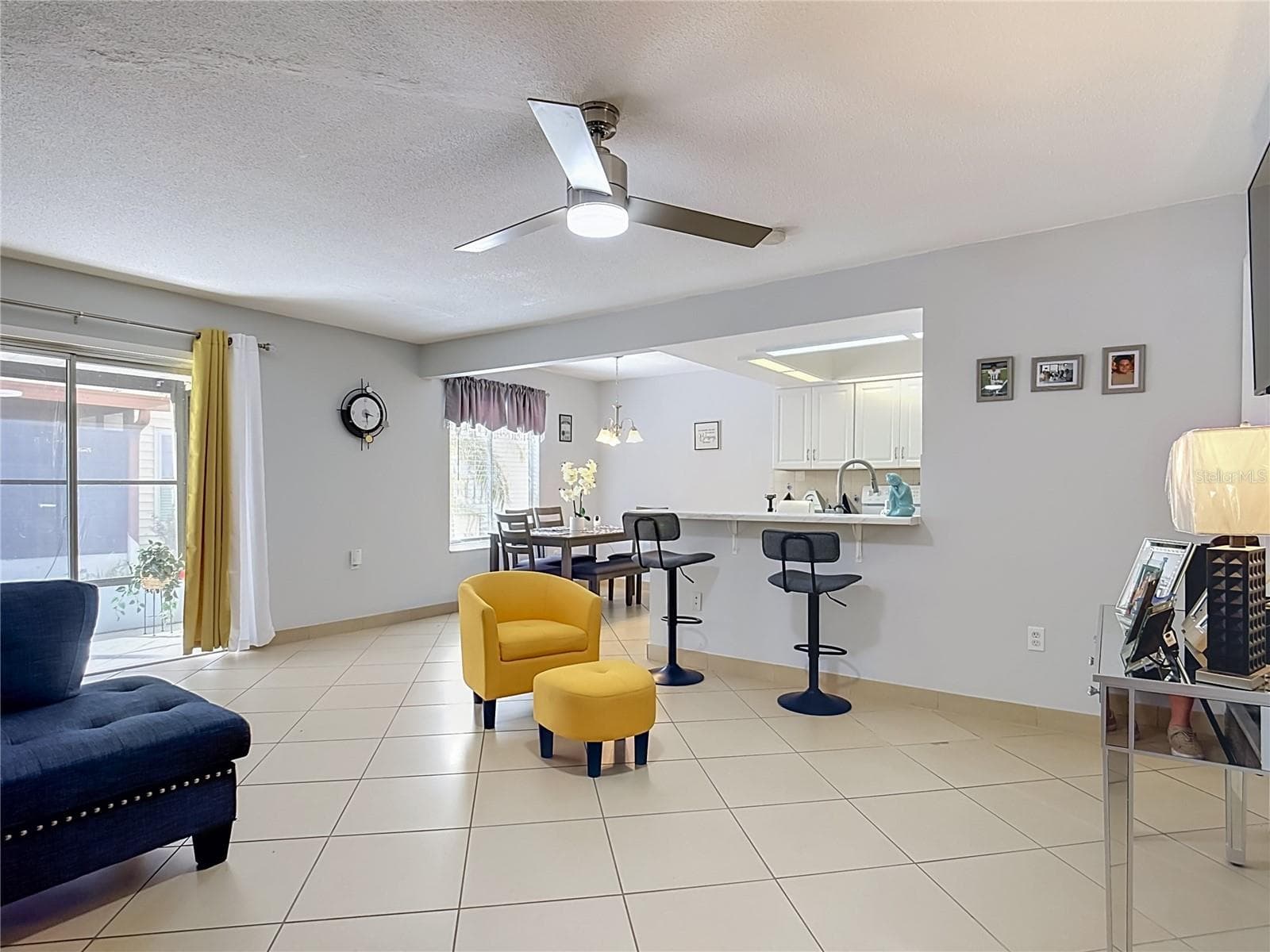 Open living area with breakfast bar. - 1106 SPRING MEADOW DR, KISSIMMEE