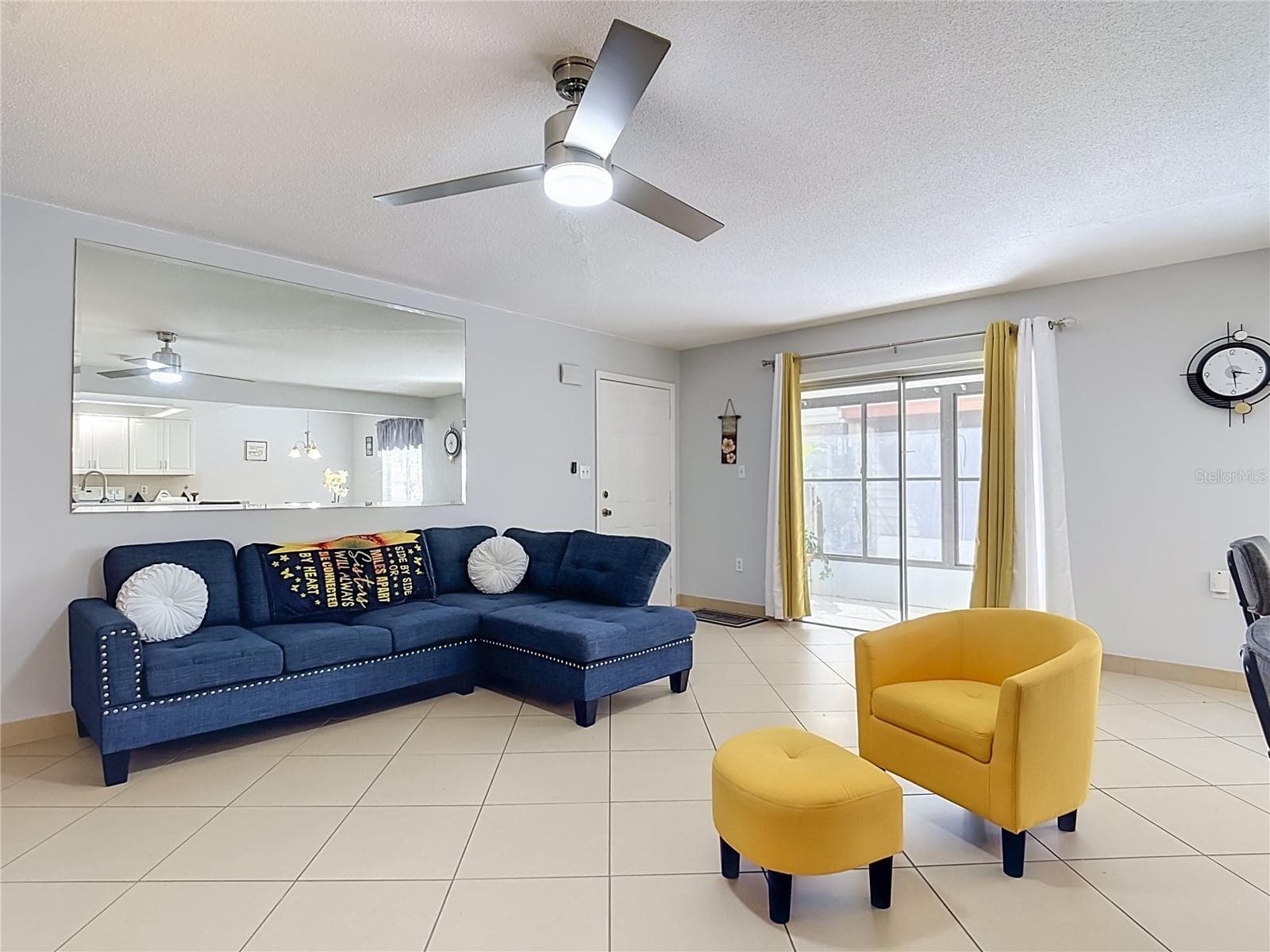 Living room with natural light. - 1106 SPRING MEADOW DR, KISSIMMEE