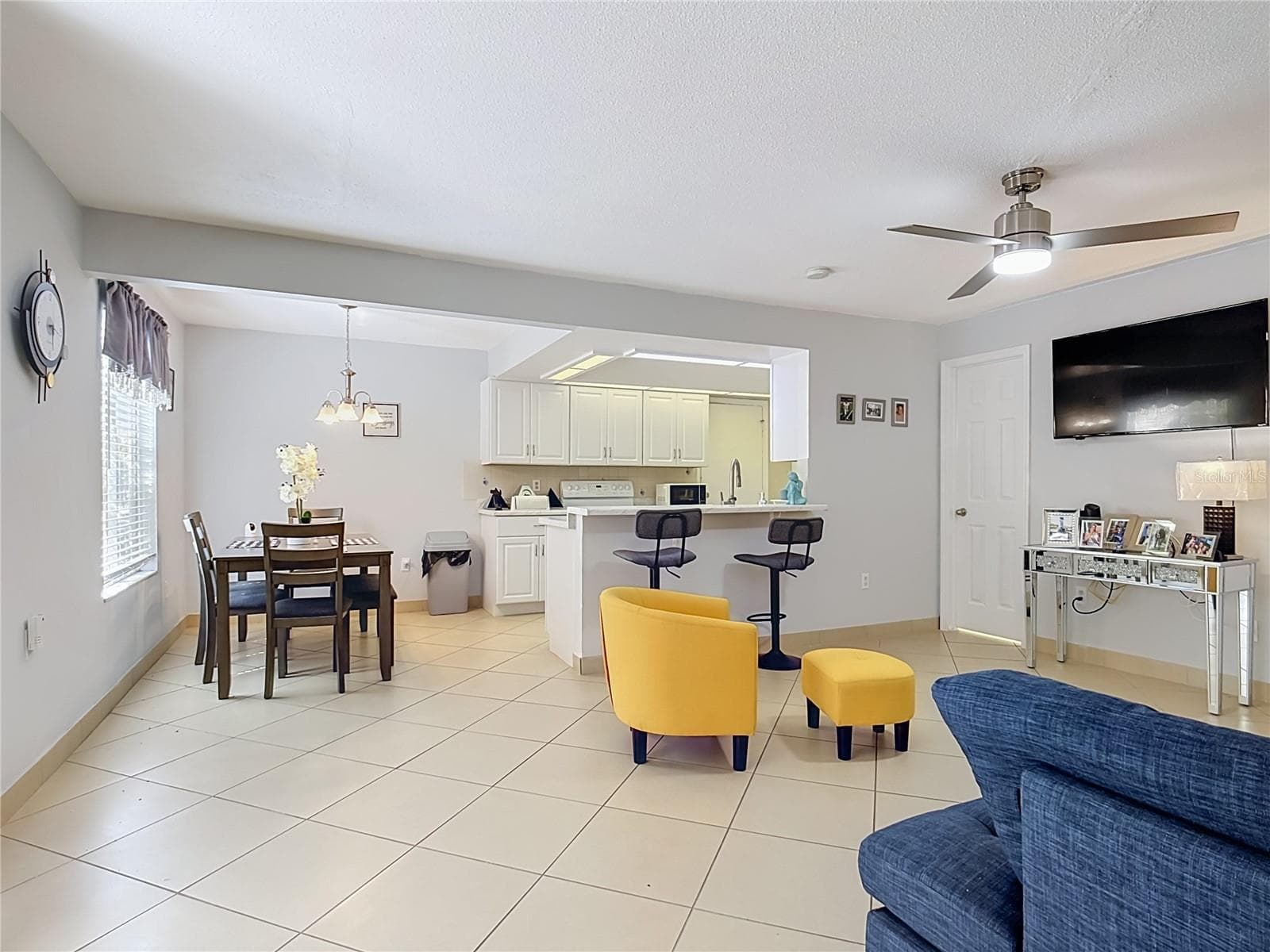 Connected living and dining areas - 1106 SPRING MEADOW DR, KISSIMMEE