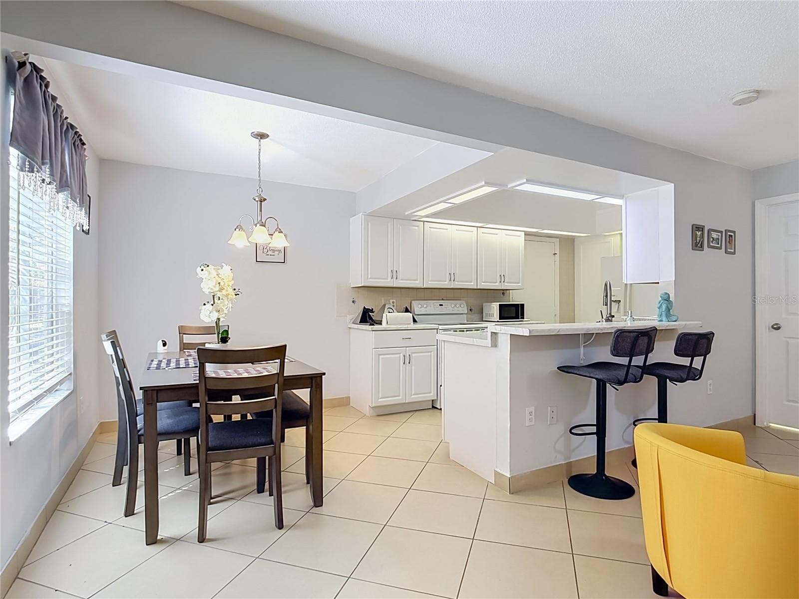 Dining area and breakfast bar. - 1106 SPRING MEADOW DR, KISSIMMEE
