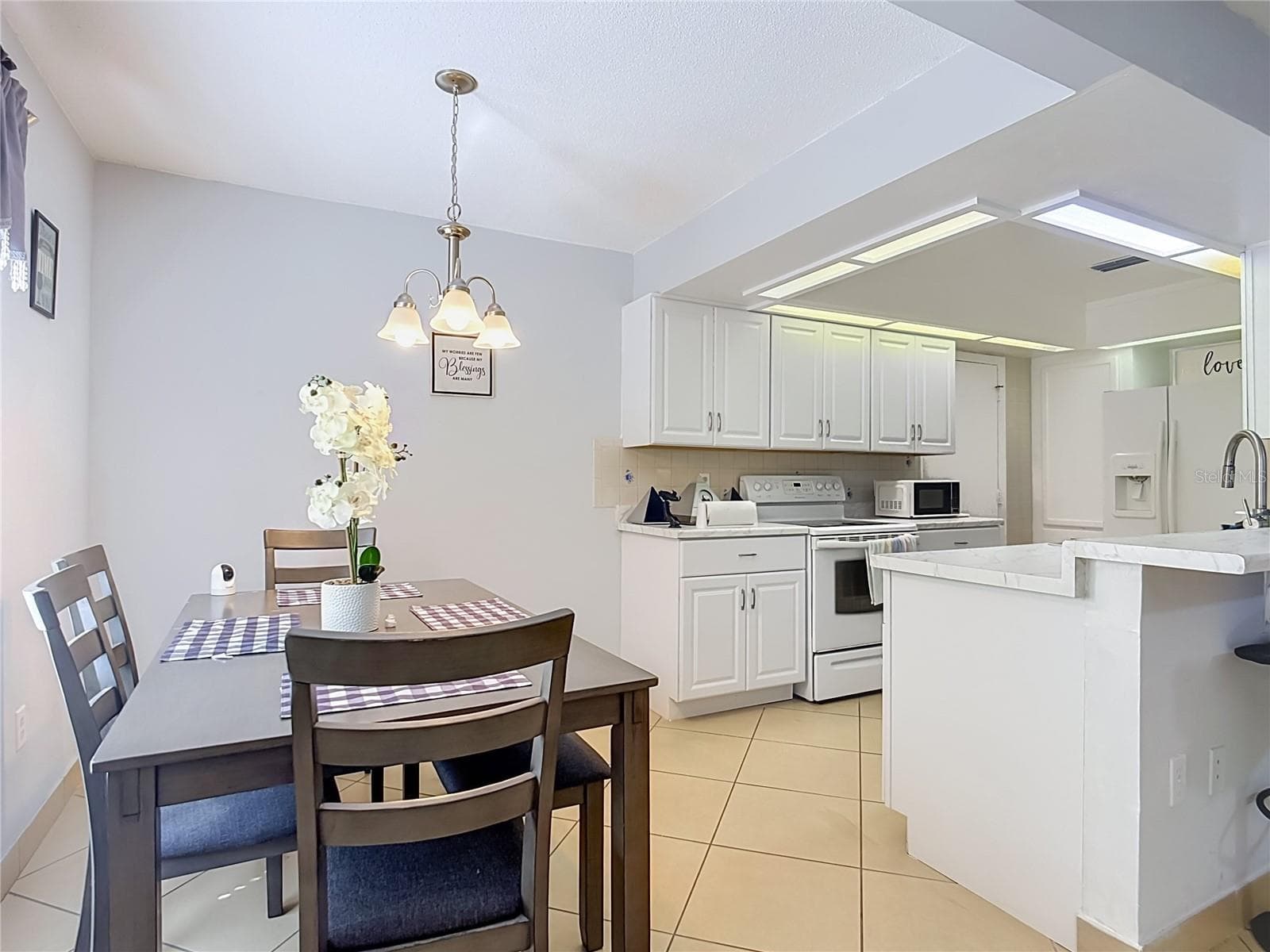 Dining area beside the kitchen - 1106 SPRING MEADOW DR, KISSIMMEE