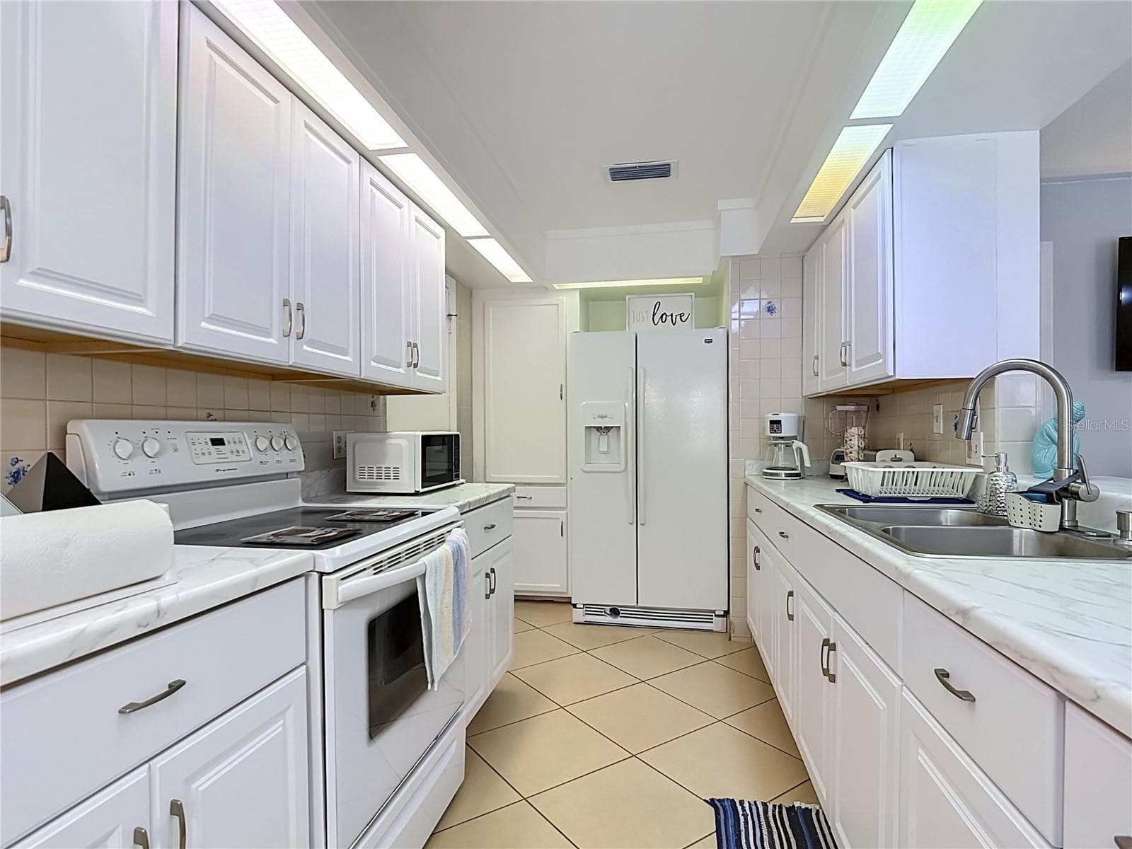 Updated kitchen with white cabinetry - 1106 SPRING MEADOW DR, KISSIMMEE