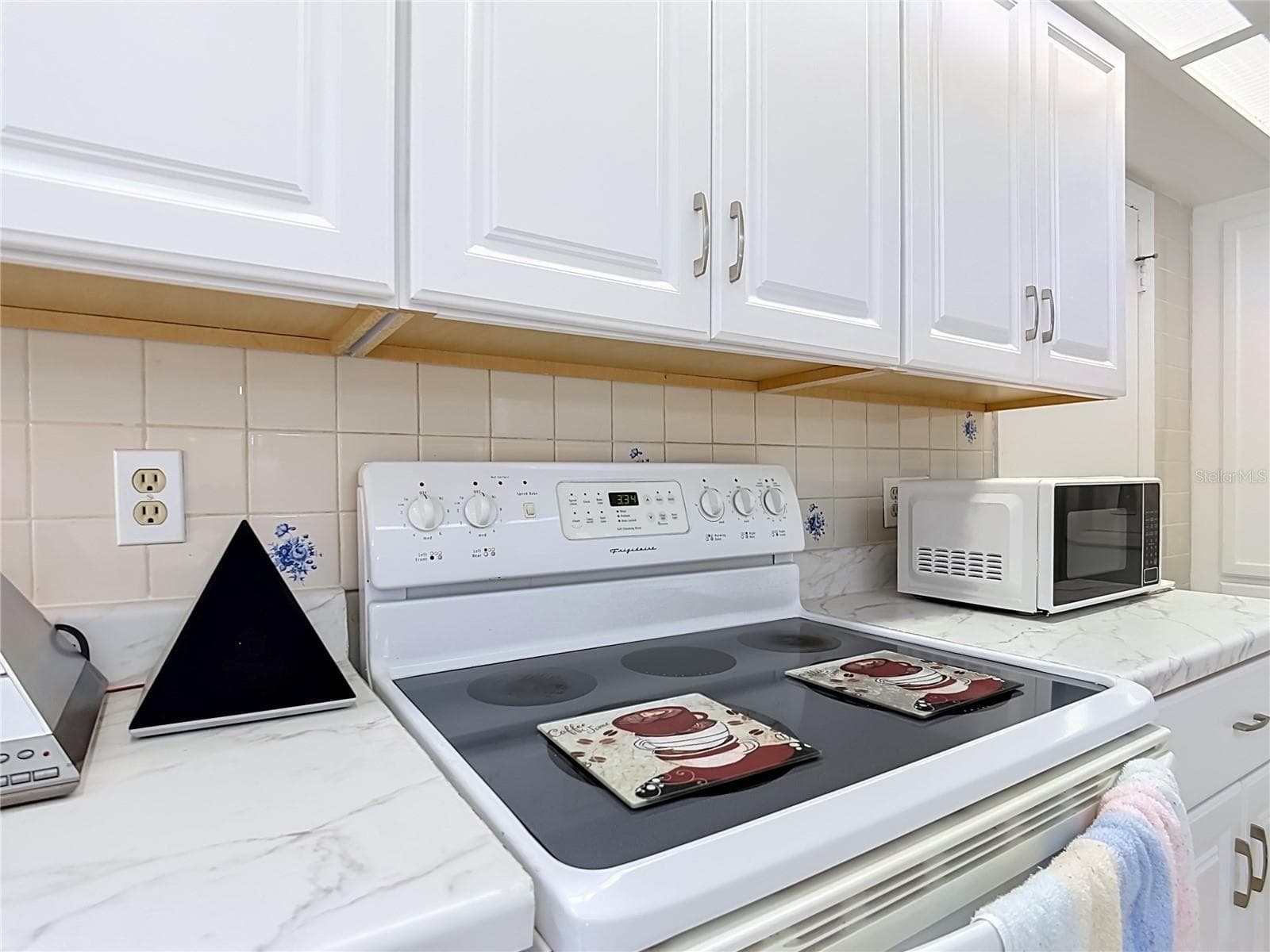 Smooth-top range and cabinet storage - 1106 SPRING MEADOW DR, KISSIMMEE