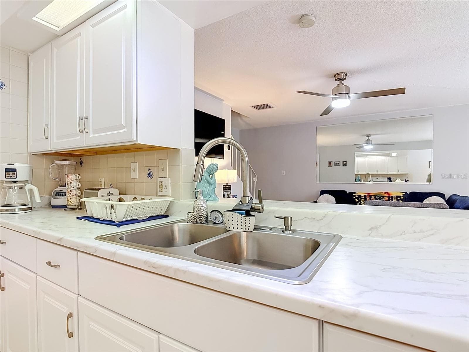 Double sink overlooking the living area - 1106 SPRING MEADOW DR, KISSIMMEE