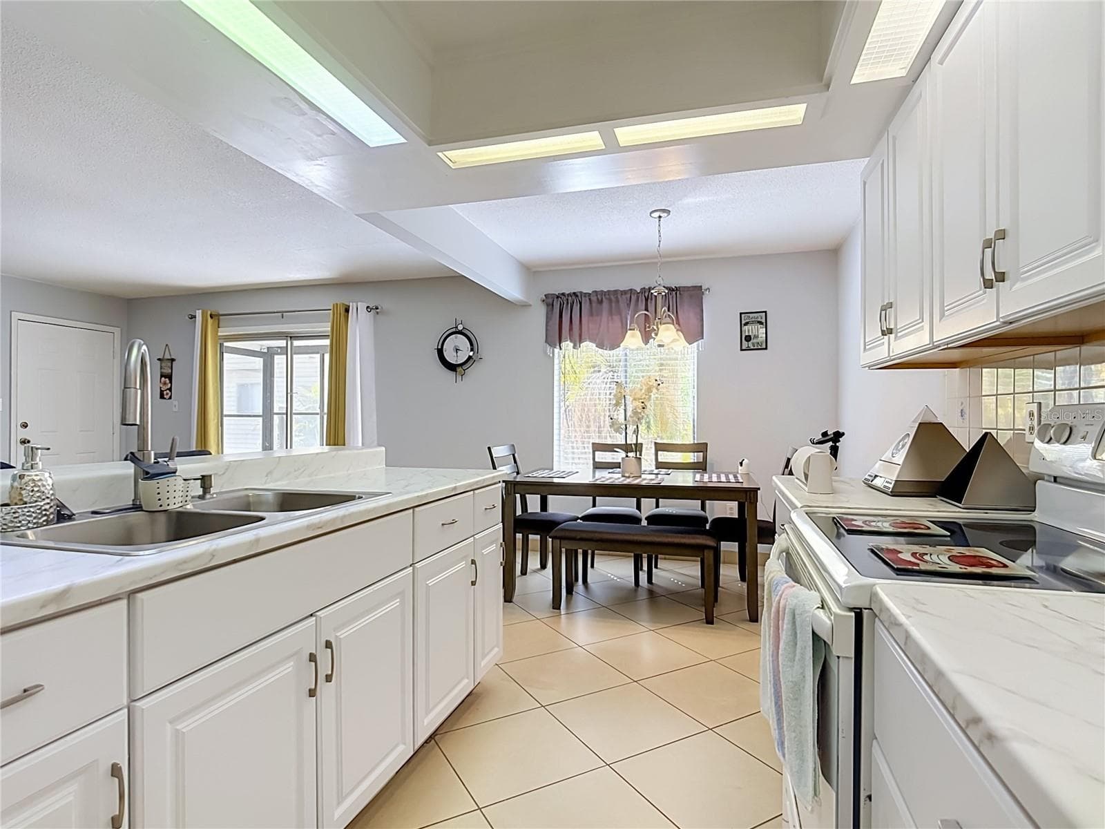 Kitchen view toward dining area - 1106 SPRING MEADOW DR, KISSIMMEE