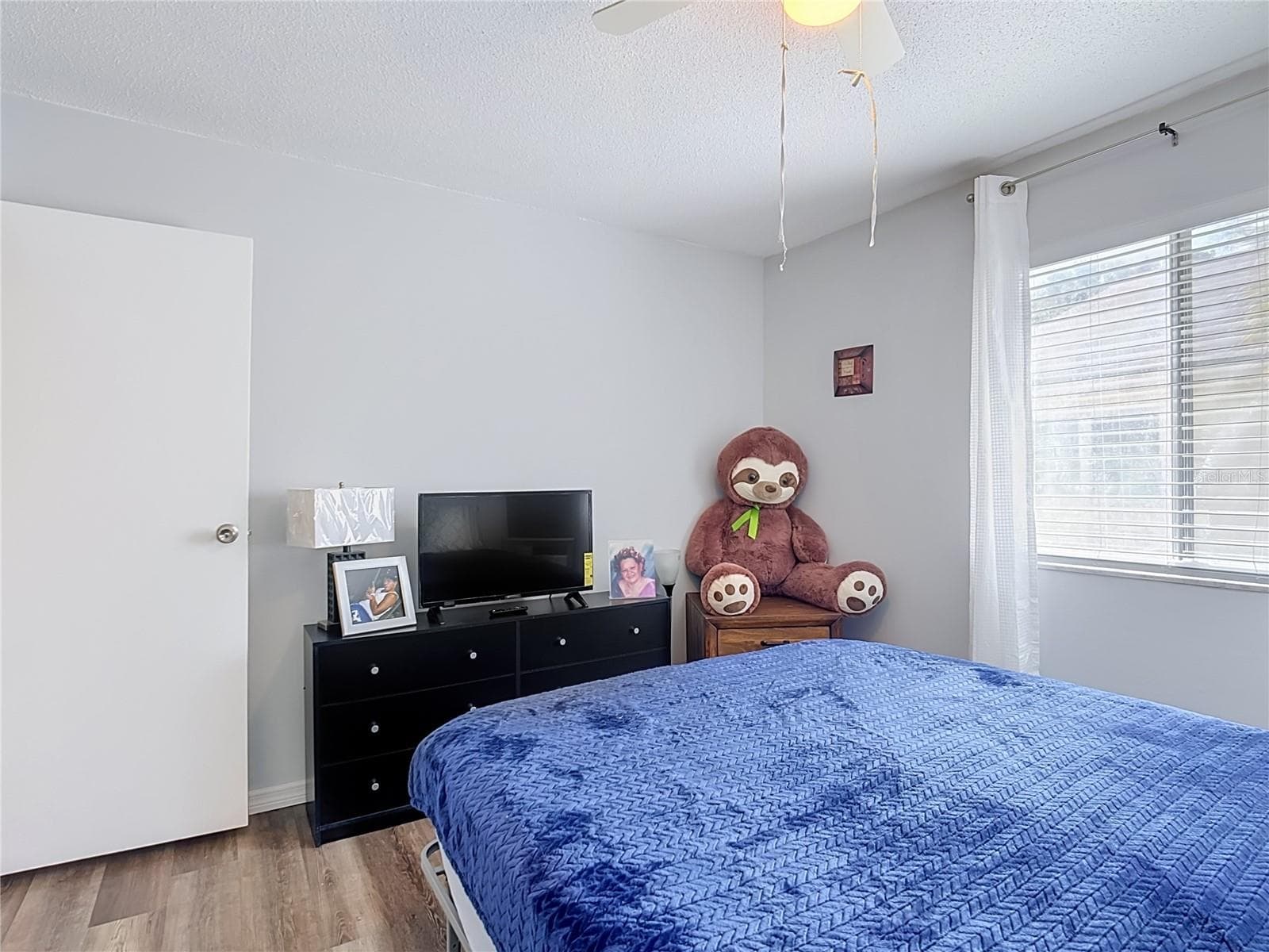 Bedroom with natural light. - 1106 SPRING MEADOW DR, KISSIMMEE