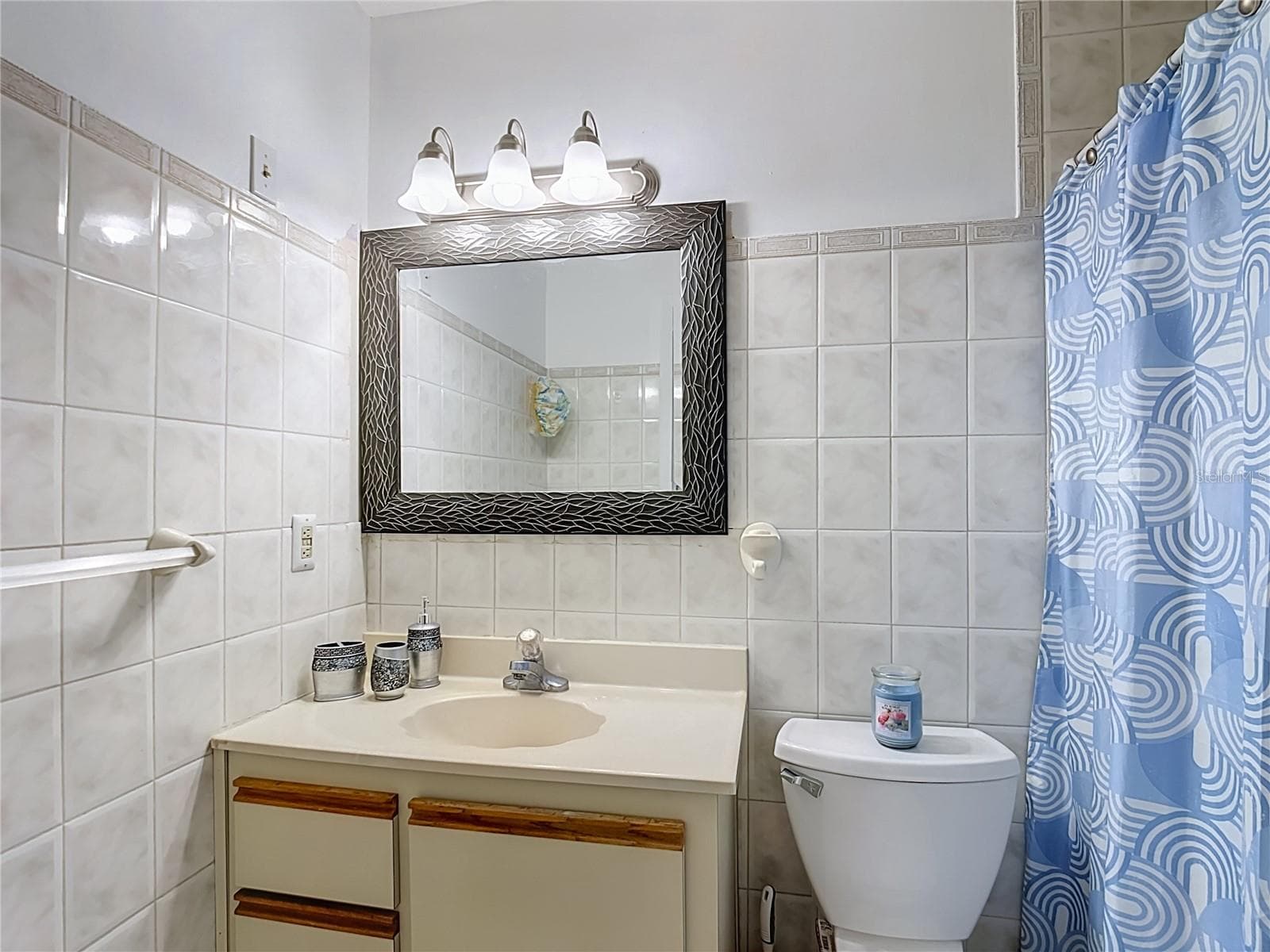 Bathroom vanity and mirror - 1106 SPRING MEADOW DR, KISSIMMEE