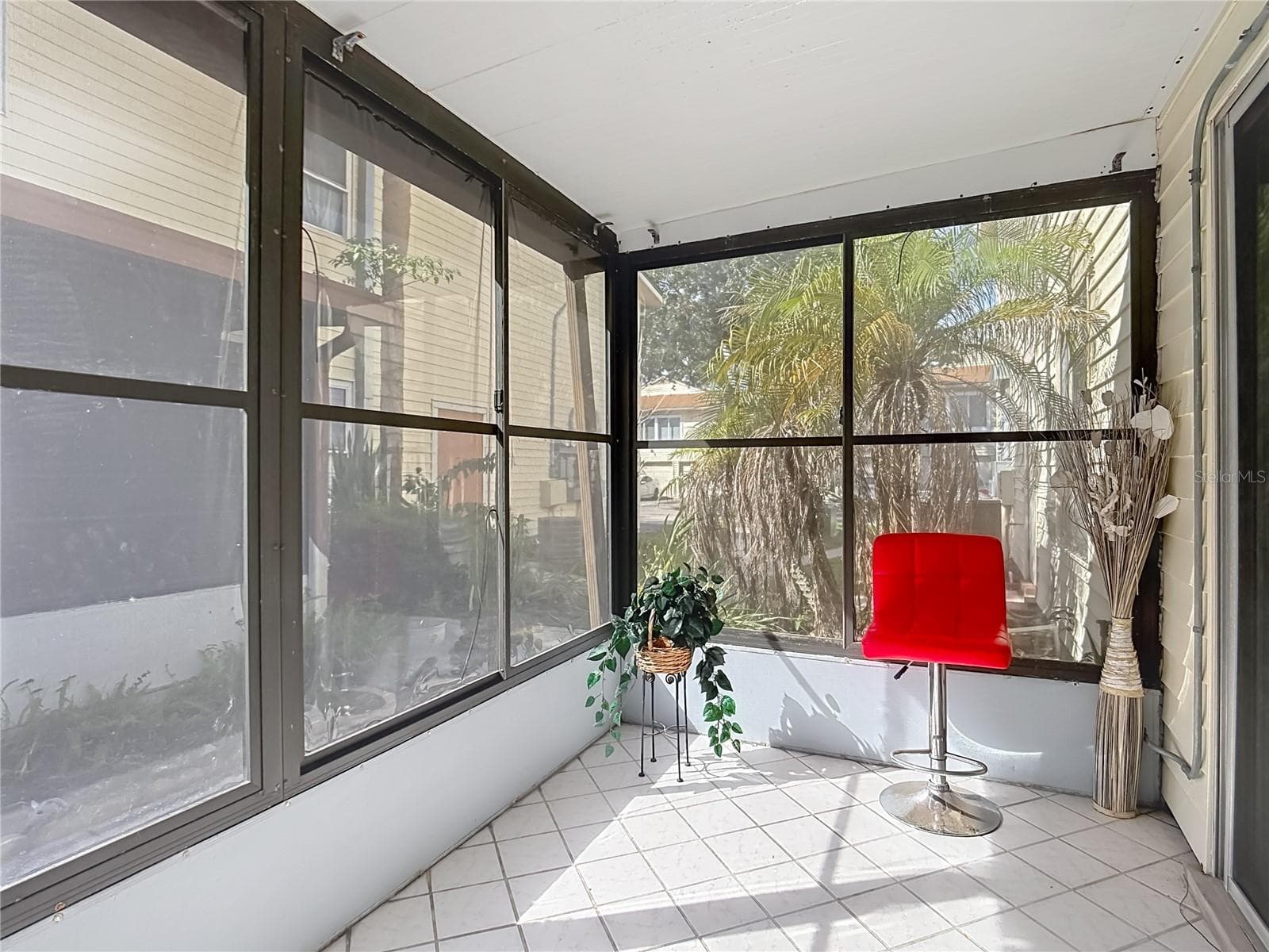 Screened porch for relaxing. - 1106 SPRING MEADOW DR, KISSIMMEE