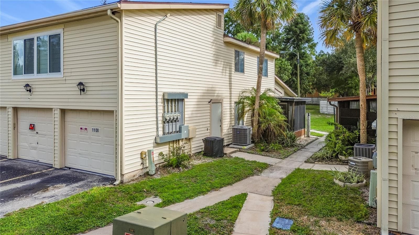 Exterior view and entry walkway - 1106 SPRING MEADOW DR, KISSIMMEE
