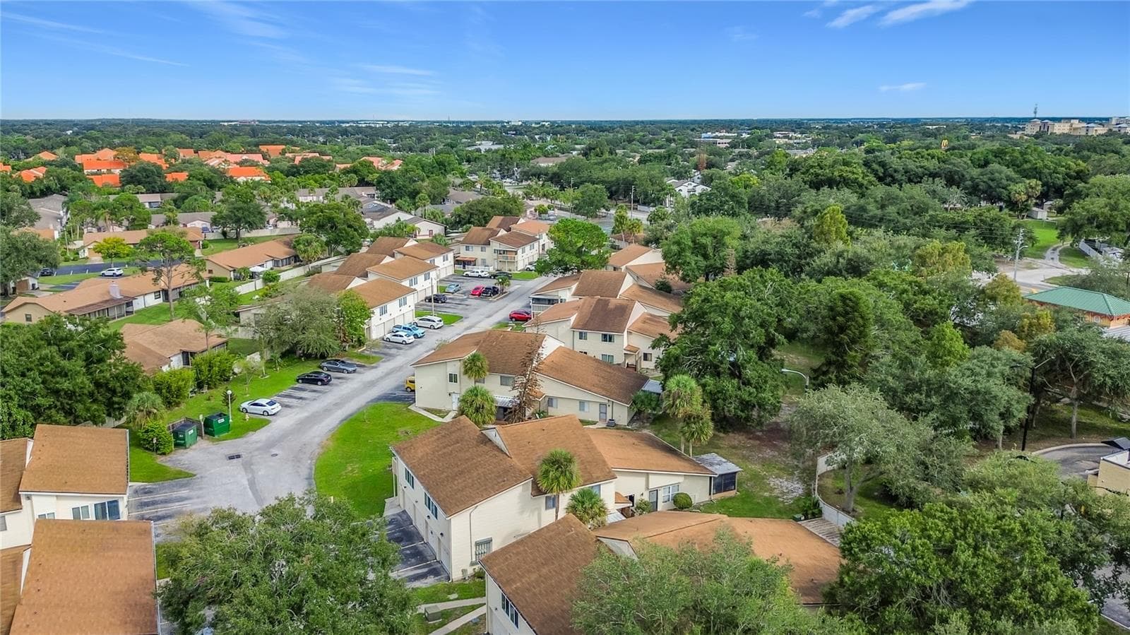 Townhomes amid mature landscaping - 1106 SPRING MEADOW DR, KISSIMMEE