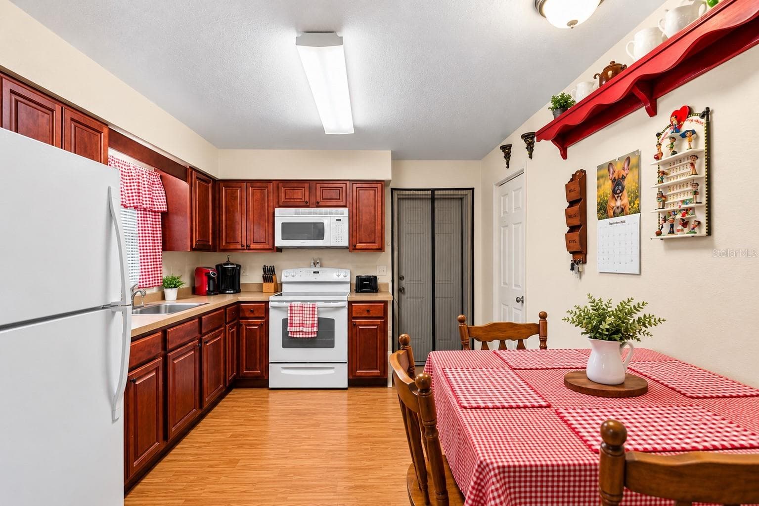 KITCHEN WITH LARGE LAUNDRY CLOSET 10.5X11.5 - 1703 OAKLAND RD W, LAKELAND