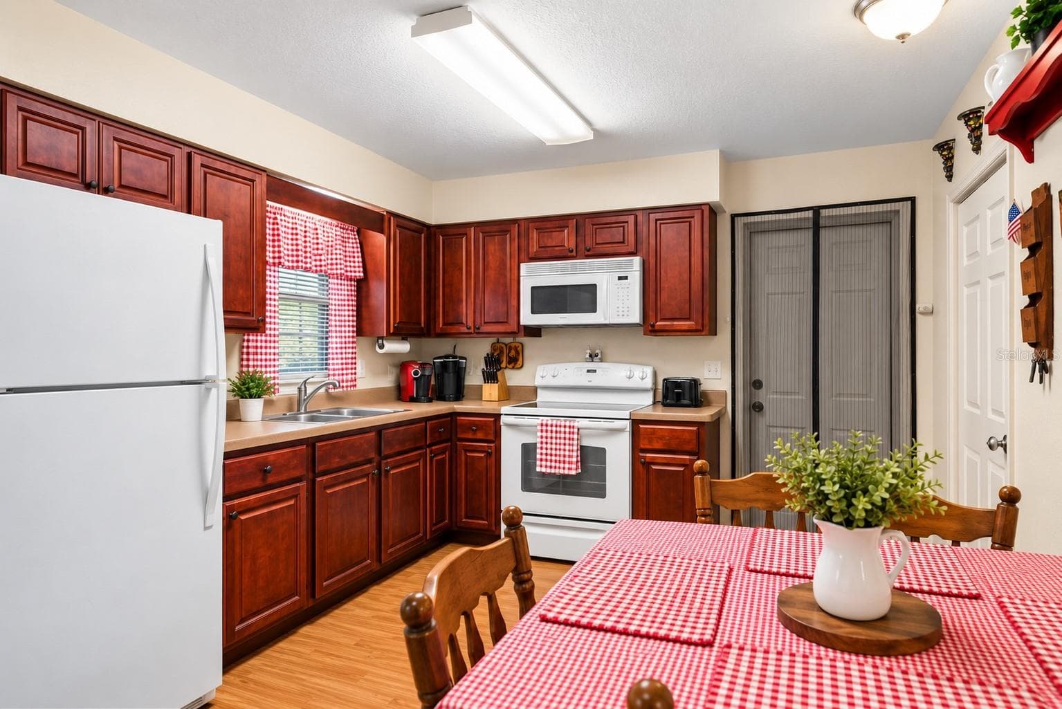 KITCHEN WITH LARGE LAUNDRY CLOSET 10.5X11.5 - 1703 OAKLAND RD W, LAKELAND