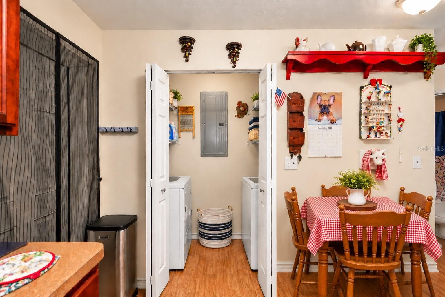 LOOKING INTO LAUNDRY CLOSET - 1703 OAKLAND RD W, LAKELAND