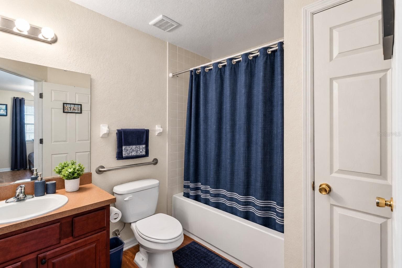 2ND BATH WITH LINEN CLOSET - 1703 OAKLAND RD W, LAKELAND