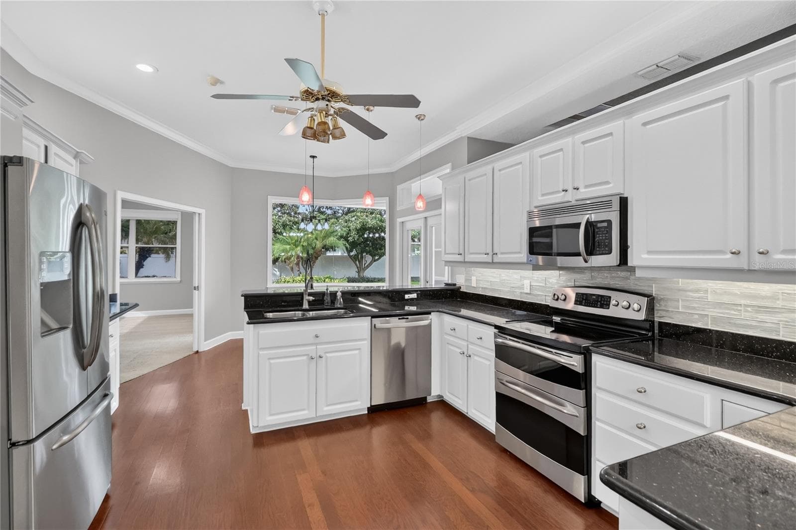 Kitchen view with plenty of storage - 734 HIGHLANDS PLACE BLVD, LAKELAND