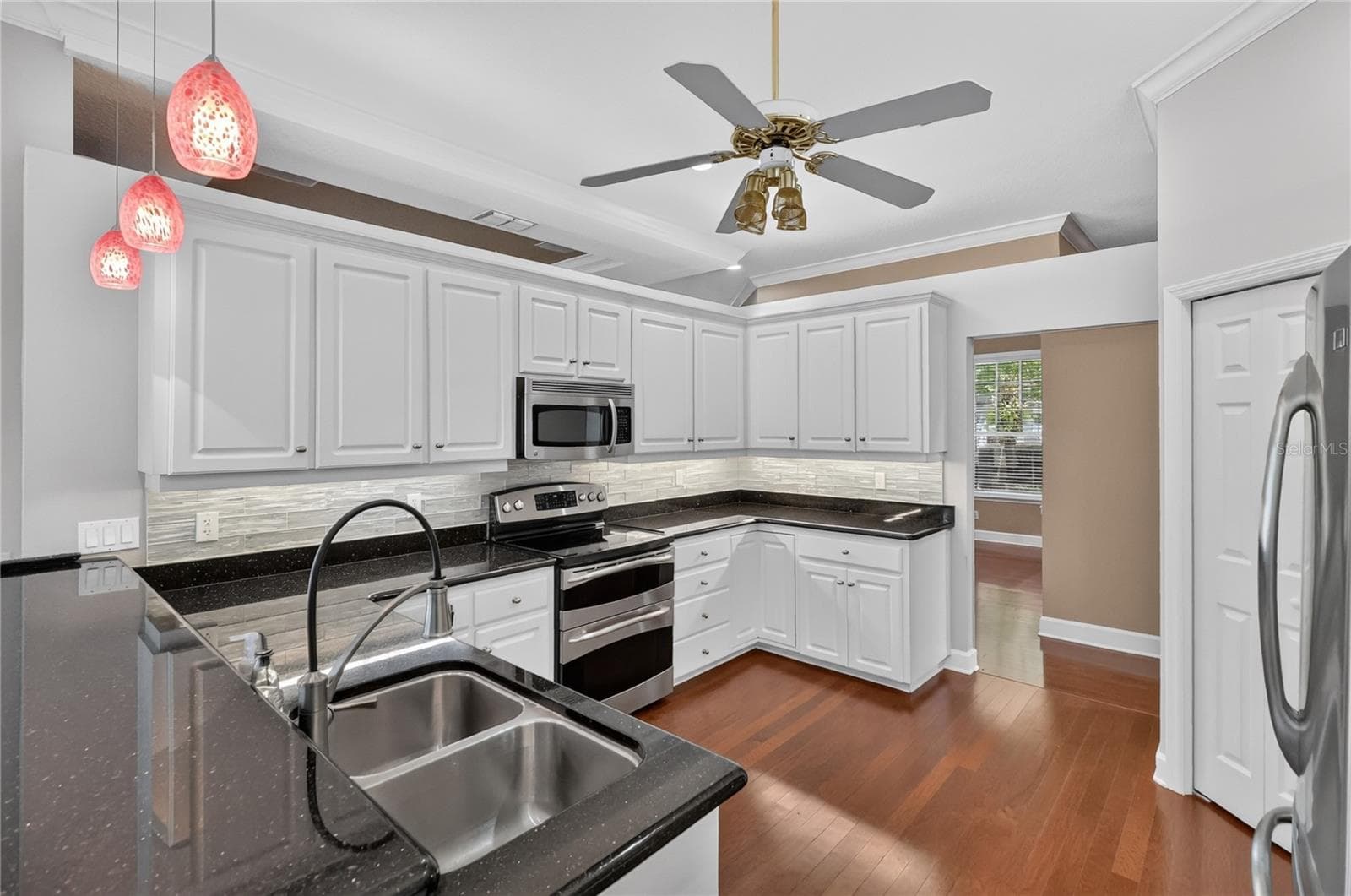 Kitchen with Granite Countertops - 734 HIGHLANDS PLACE BLVD, LAKELAND