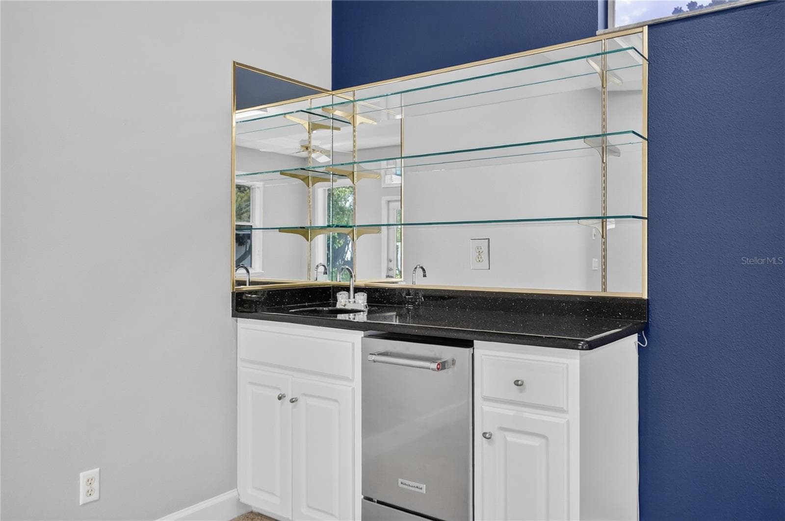 Bar with plenty of room Plus Ice Maker - 734 HIGHLANDS PLACE BLVD, LAKELAND