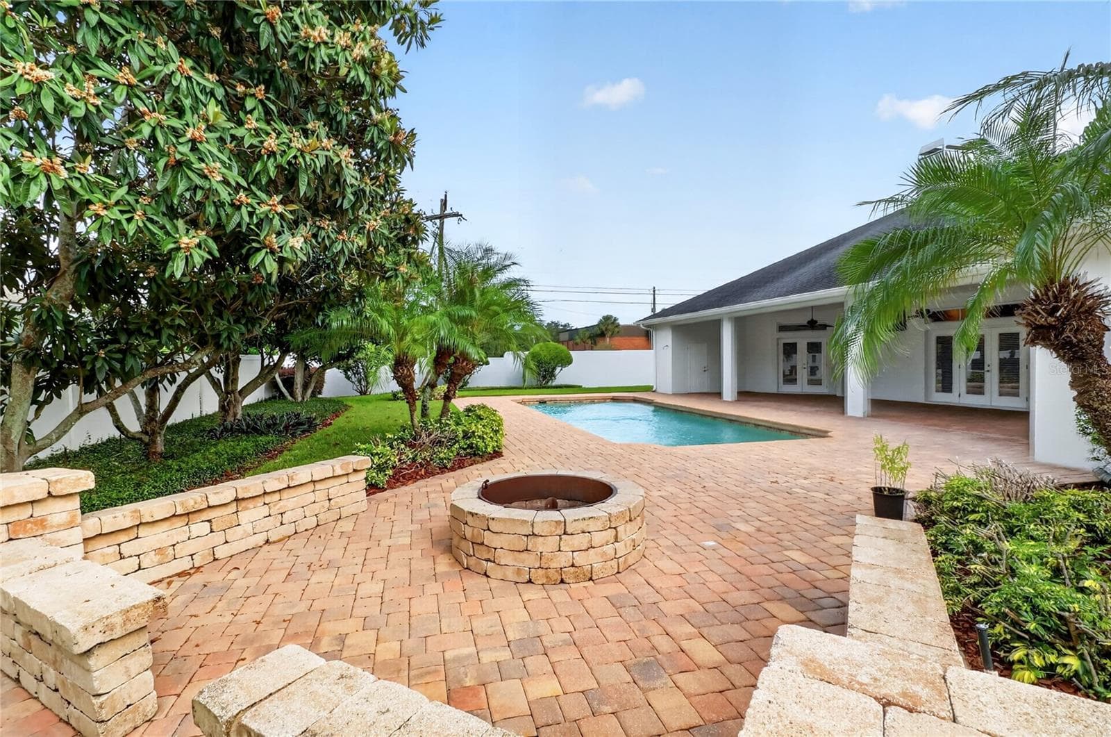 Backyard Fire Pit and wall overlooking the pool - 734 HIGHLANDS PLACE BLVD, LAKELAND