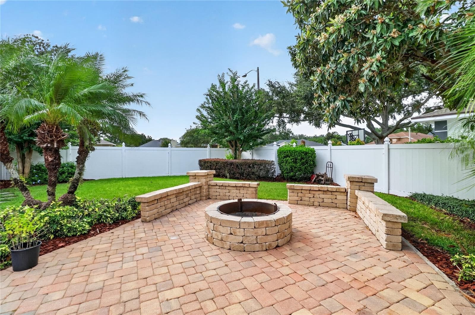 Fire Pit and Wall Seating - 734 HIGHLANDS PLACE BLVD, LAKELAND