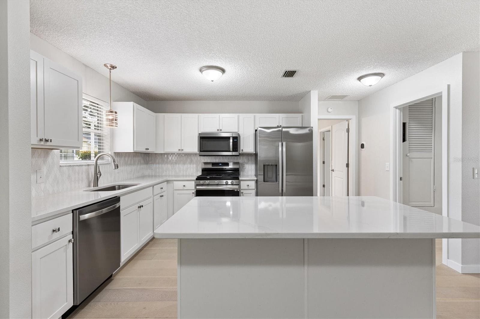 Kitchen with new Shaker Cabinets, Stainless Steel Appliances, & Quartz Countertops. - 9595 SE 171ST ARGYLL ST, THE VILLAGES