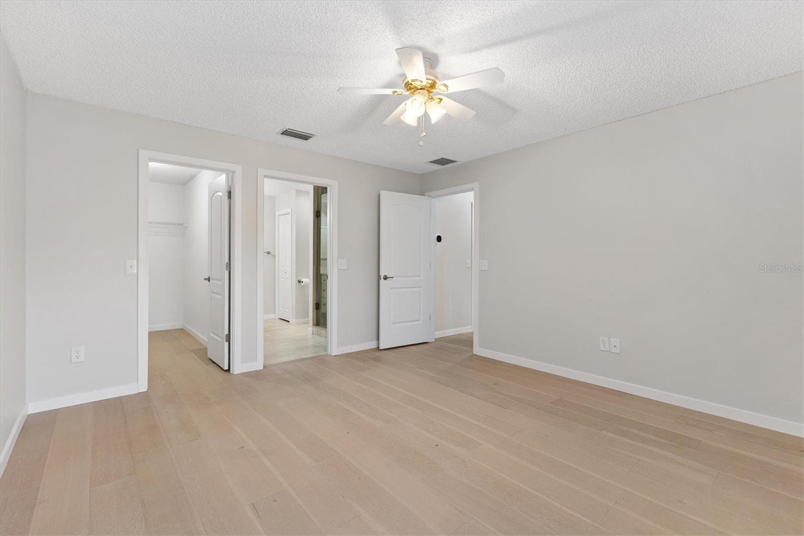 Primary Suite with walk-in closet and en-suite. - 9595 SE 171ST ARGYLL ST, THE VILLAGES