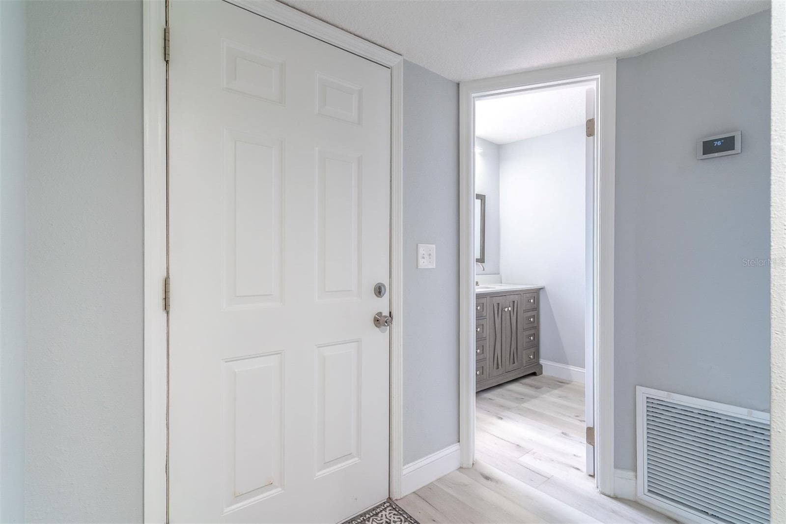 A FRESH WELCOME INSIDE, Guest Bath off to the left - 139 OLIVE TREE CIR, ALTAMONTE SPRINGS
