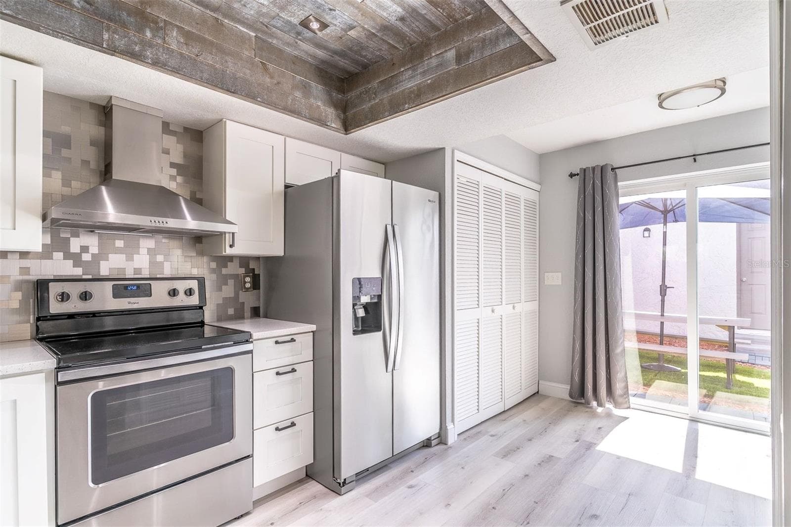 Light and open kitchen with a large pantry and - 139 OLIVE TREE CIR, ALTAMONTE SPRINGS
