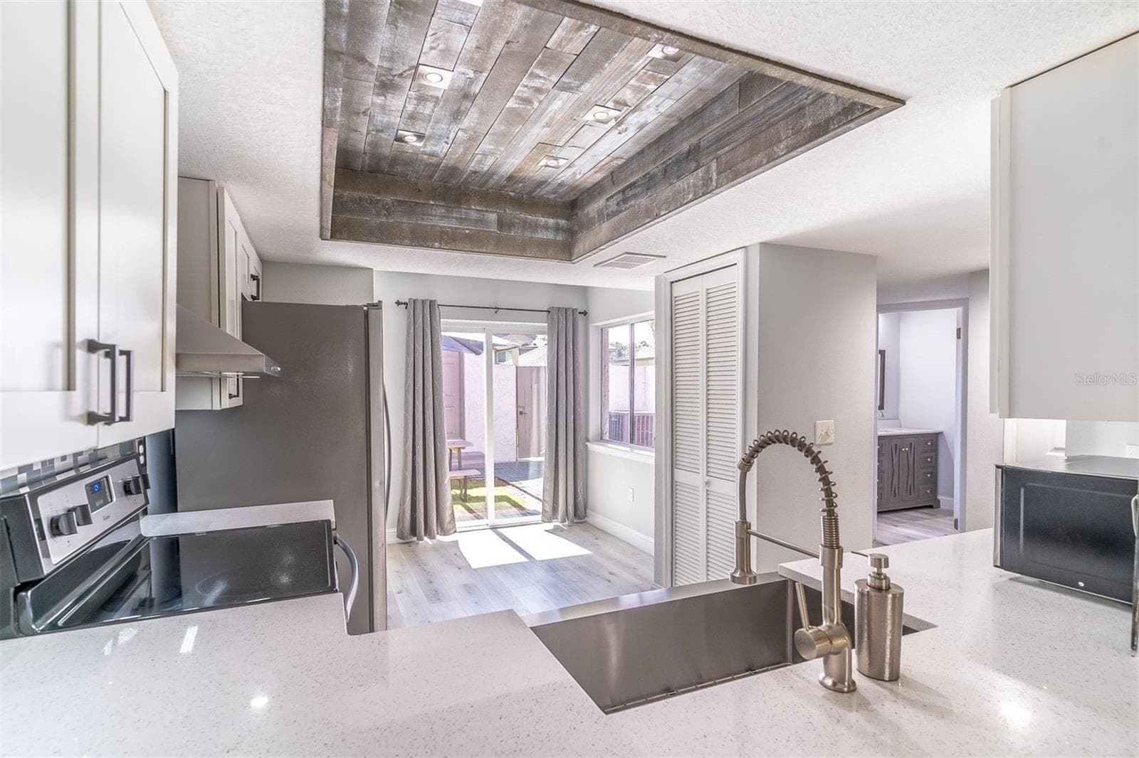The centerpiece: a massive one-piece white quartz countertop with an extended bar top - 139 OLIVE TREE CIR, ALTAMONTE SPRINGS