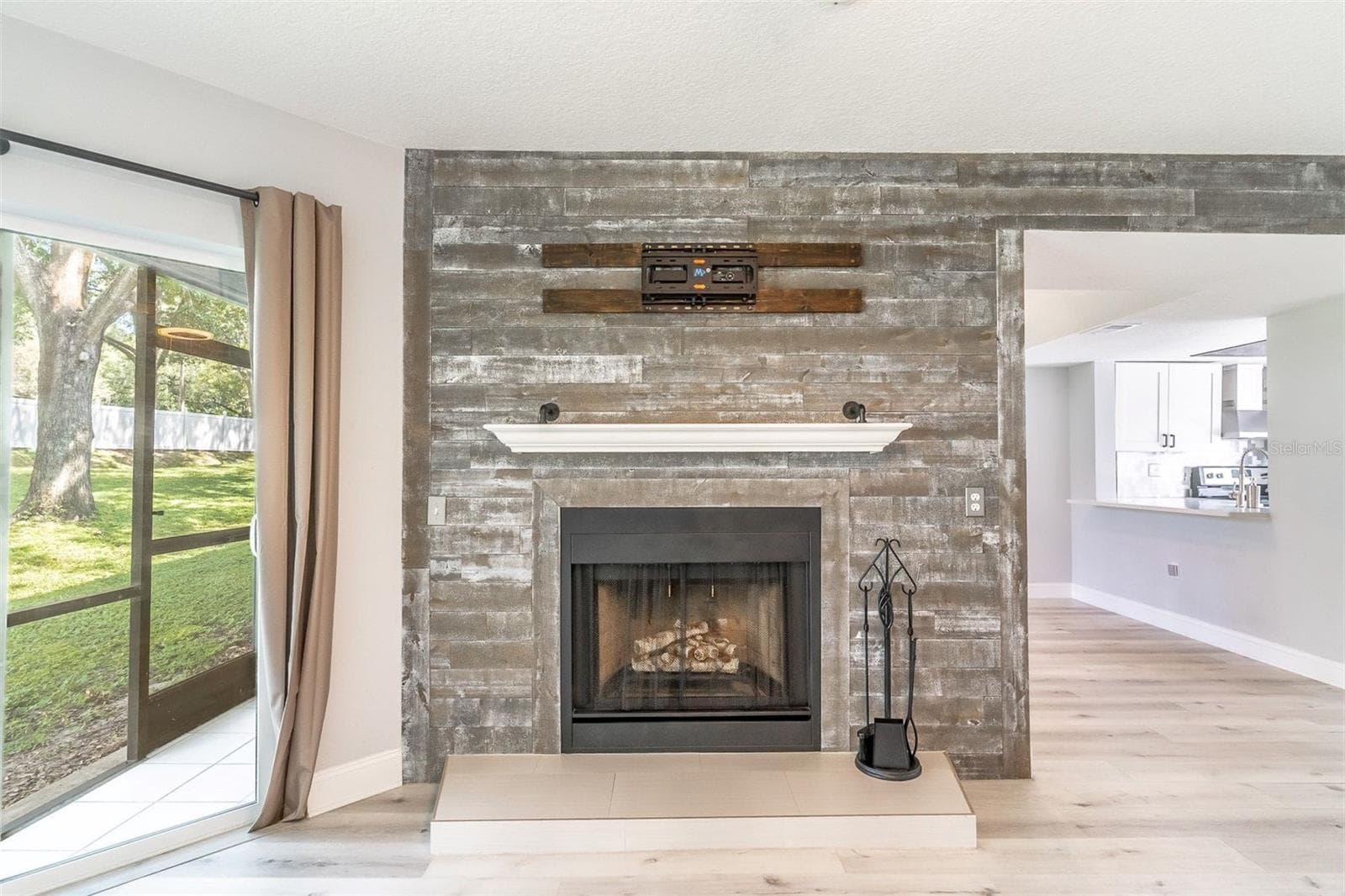 Wood burning fireplace with accent wall in - 139 OLIVE TREE CIR, ALTAMONTE SPRINGS