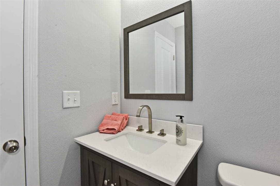 Vanity upstairs full bath - 139 OLIVE TREE CIR, ALTAMONTE SPRINGS