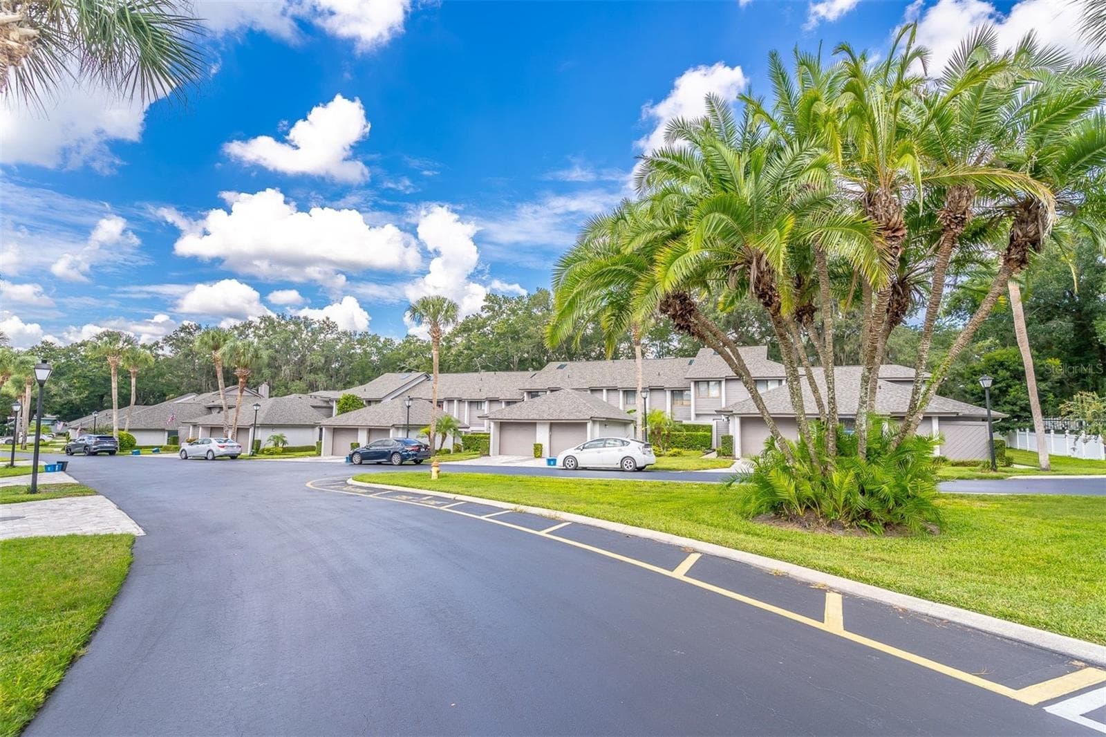 PALM-LINED WELCOME - 139 OLIVE TREE CIR, ALTAMONTE SPRINGS