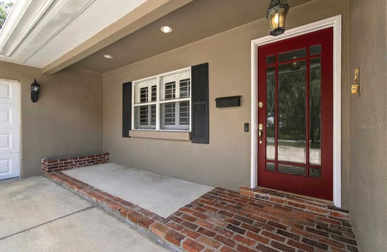 Front Entry / Covered Porch - 11626 CARROLLWOOD DR, TAMPA