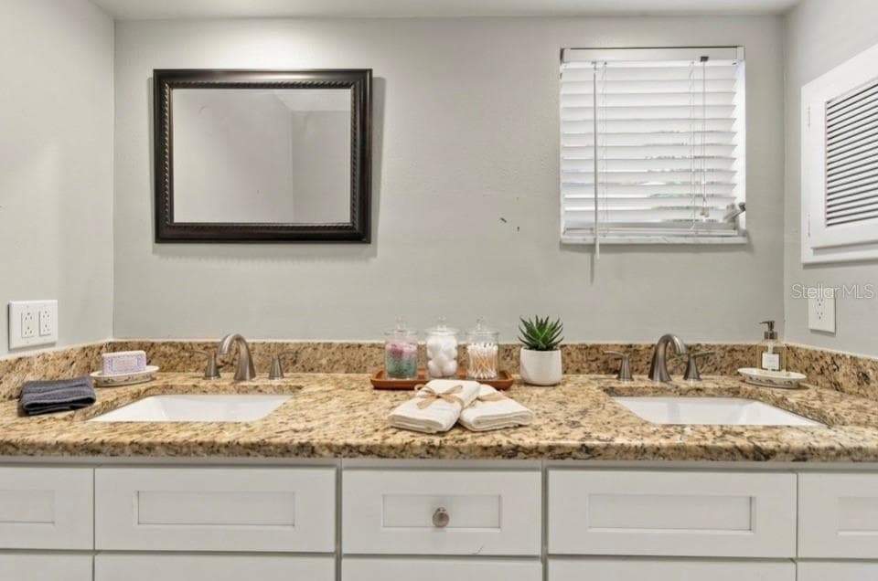Master Bathroom / AI Staged - 11626 CARROLLWOOD DR, TAMPA