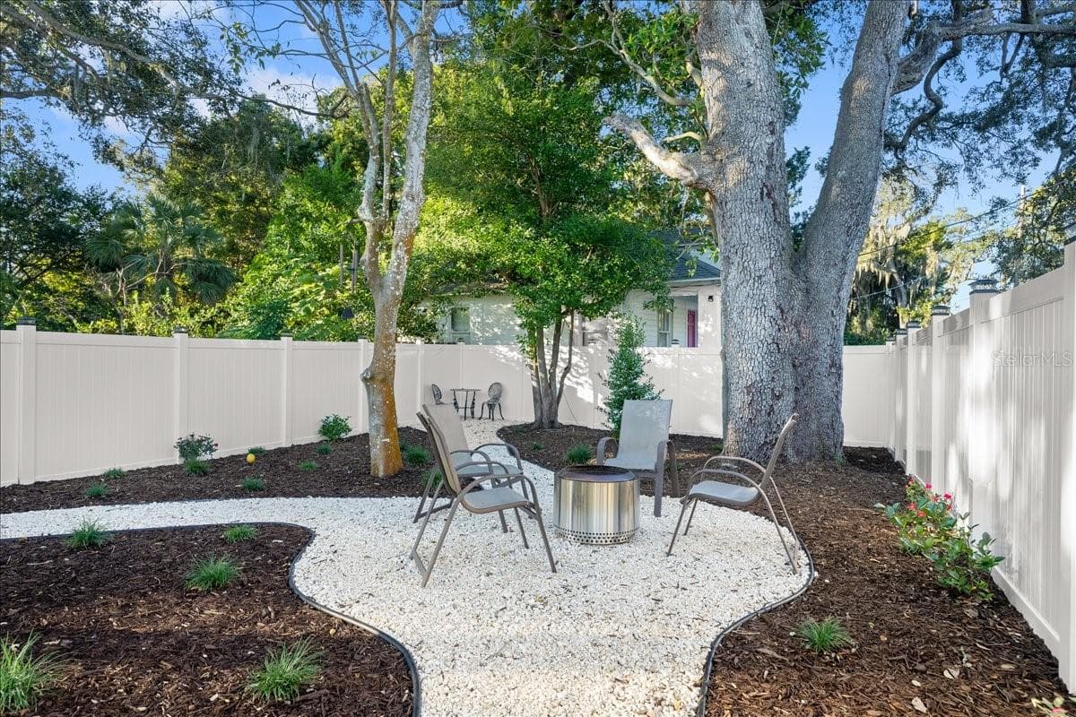 spacious backyard - 1146 RIVERSIDE DR, DAYTONA BEACH