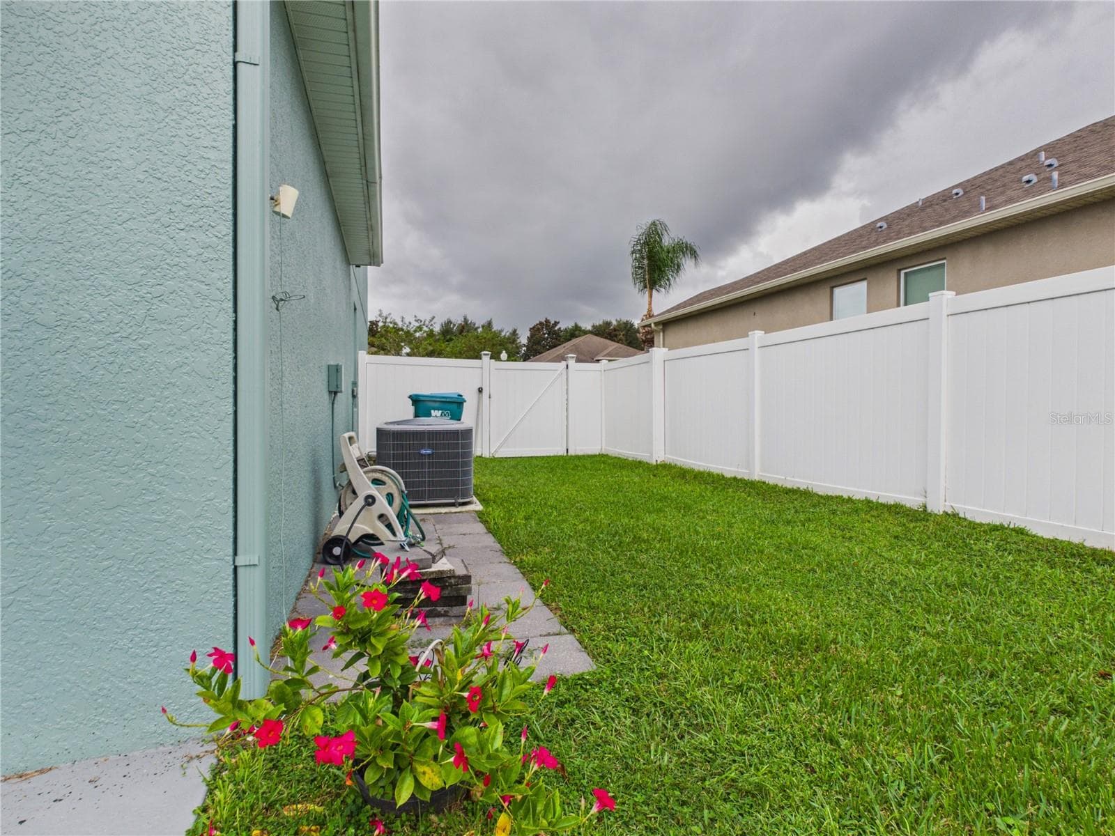 Side yard - 3026 ZANDER DR, GRAND ISLAND