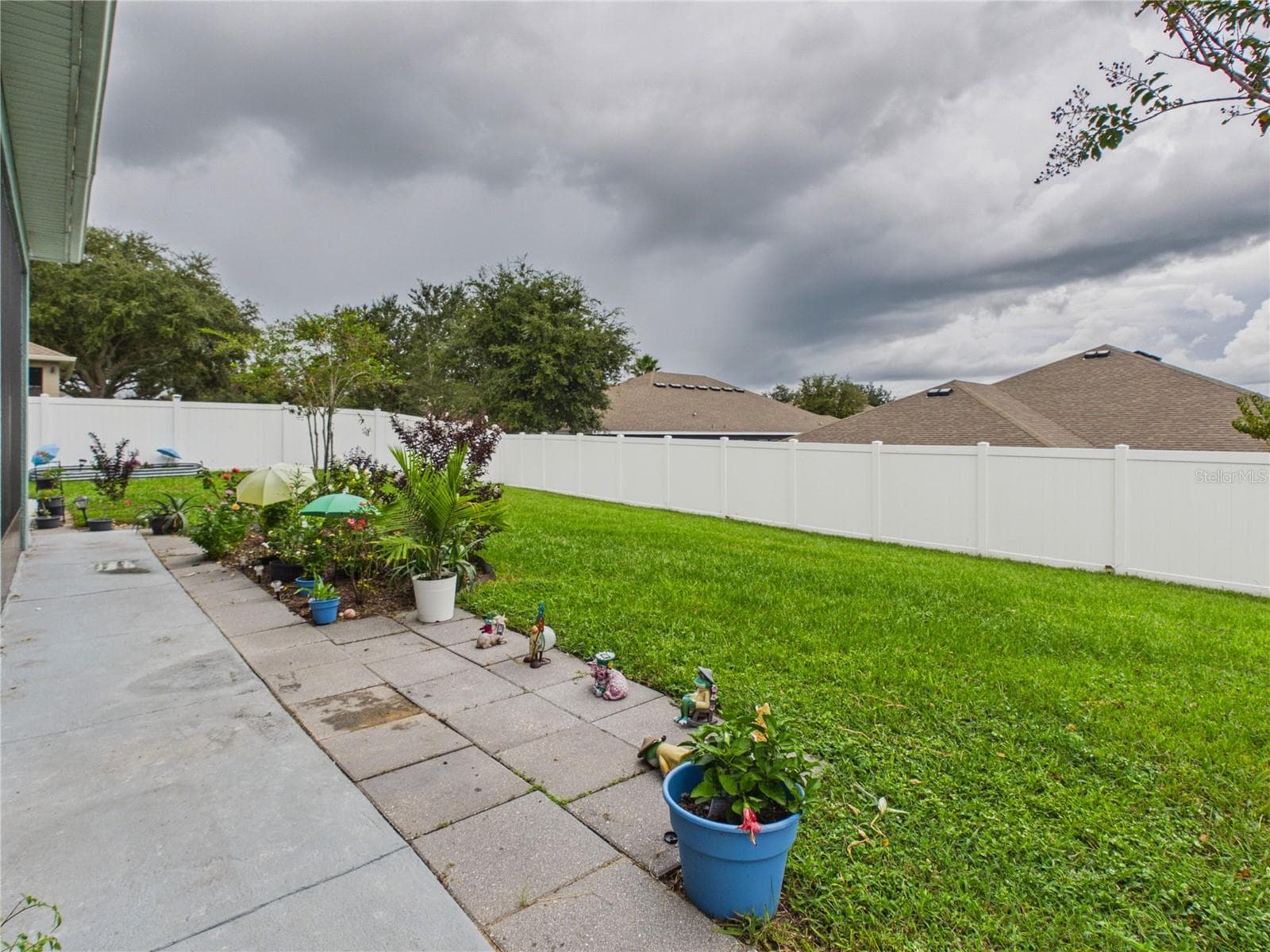 Large, beautiful fenced backyard - 3026 ZANDER DR, GRAND ISLAND