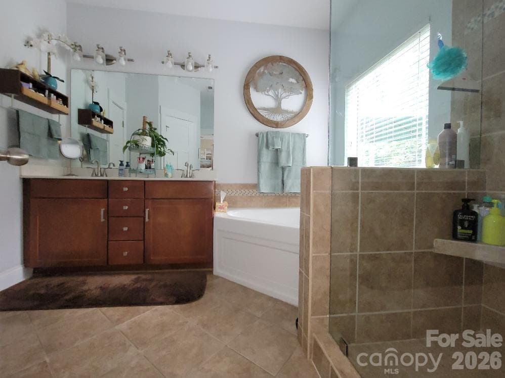 Beautiful Master Bath with Tub and Tiled Shower - 2117 London Lane, Belmont